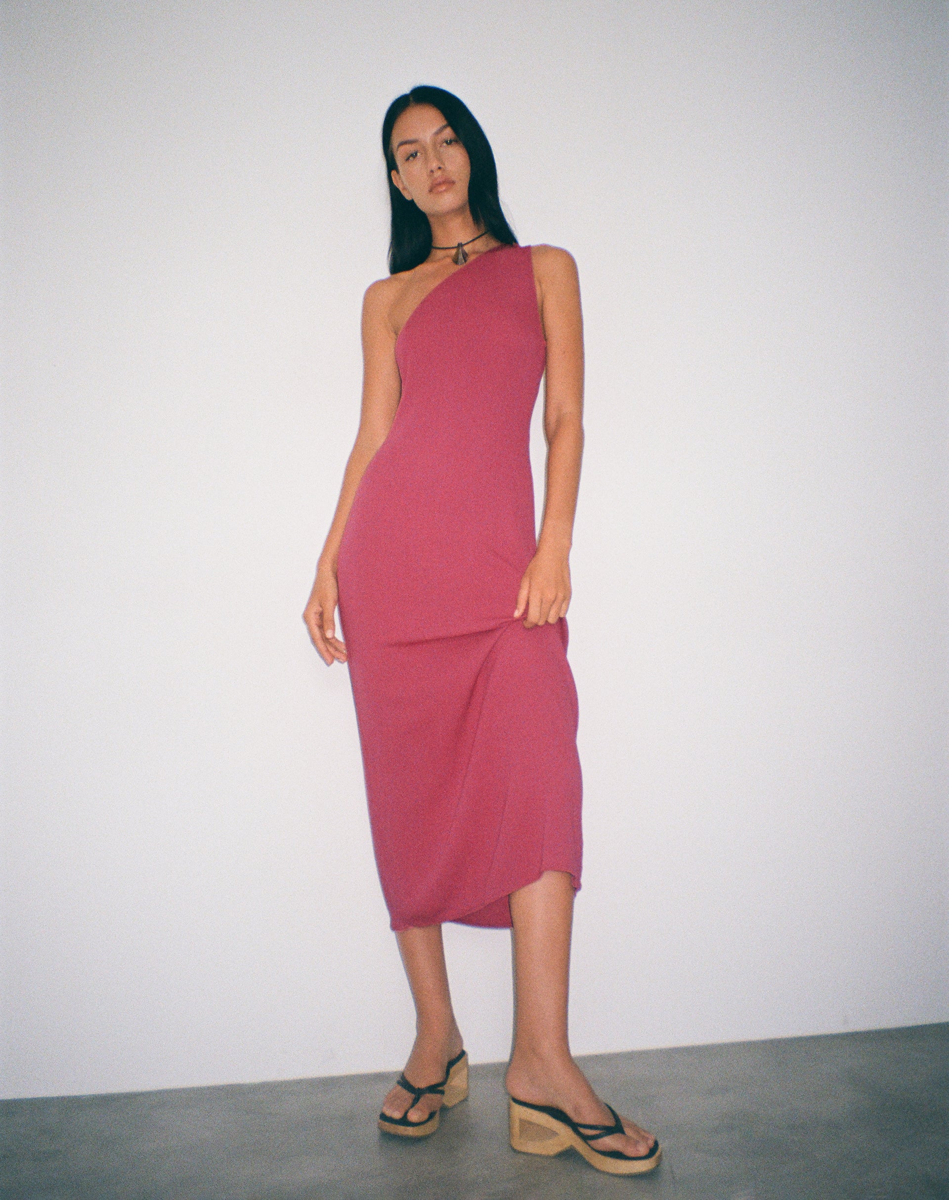 Bild von Namjun One Shoulder Midikleid in Daco Rose Crinkle