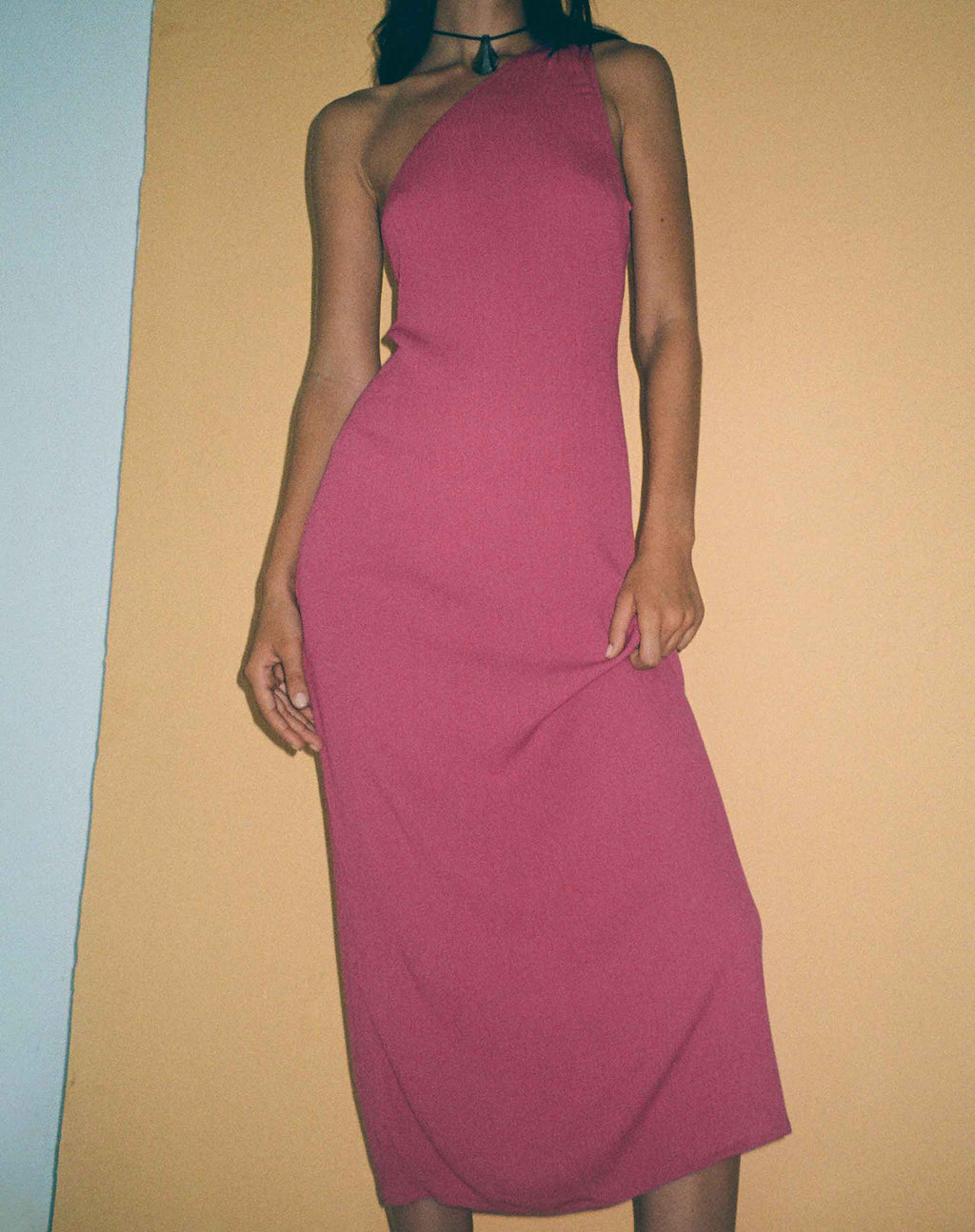 Namjun One Shoulder Midikleid in Daco Rose Crinkle