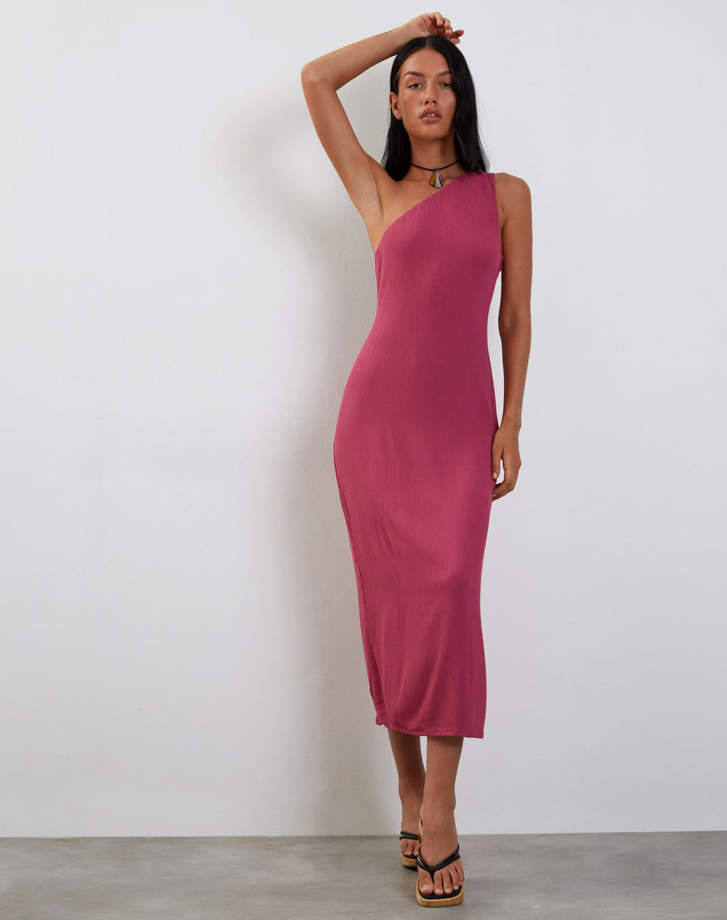 Namjun One Shoulder Midikleid in Daco Rose Crinkle