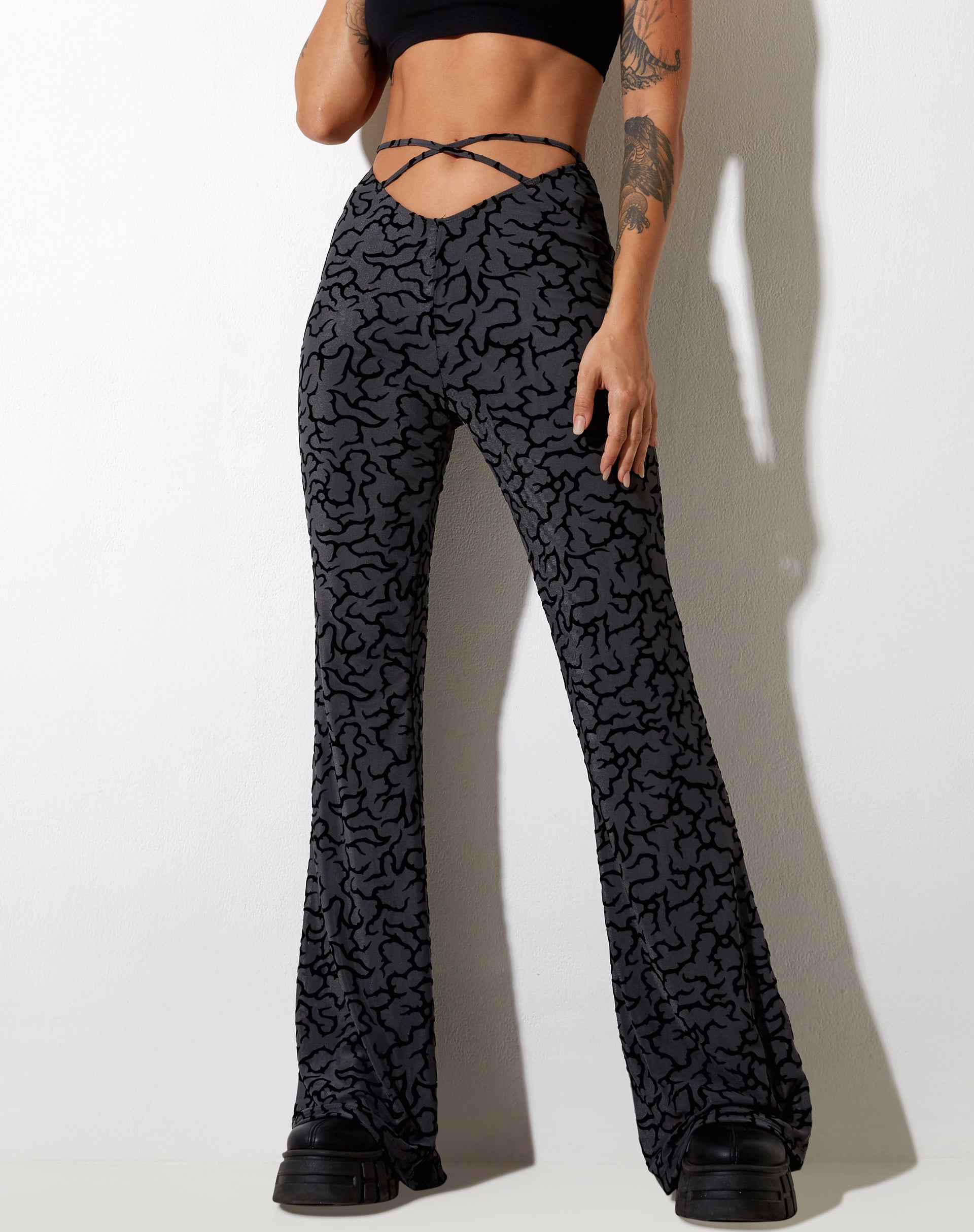Bild von Nancha Flare Hose in Tribal Flock