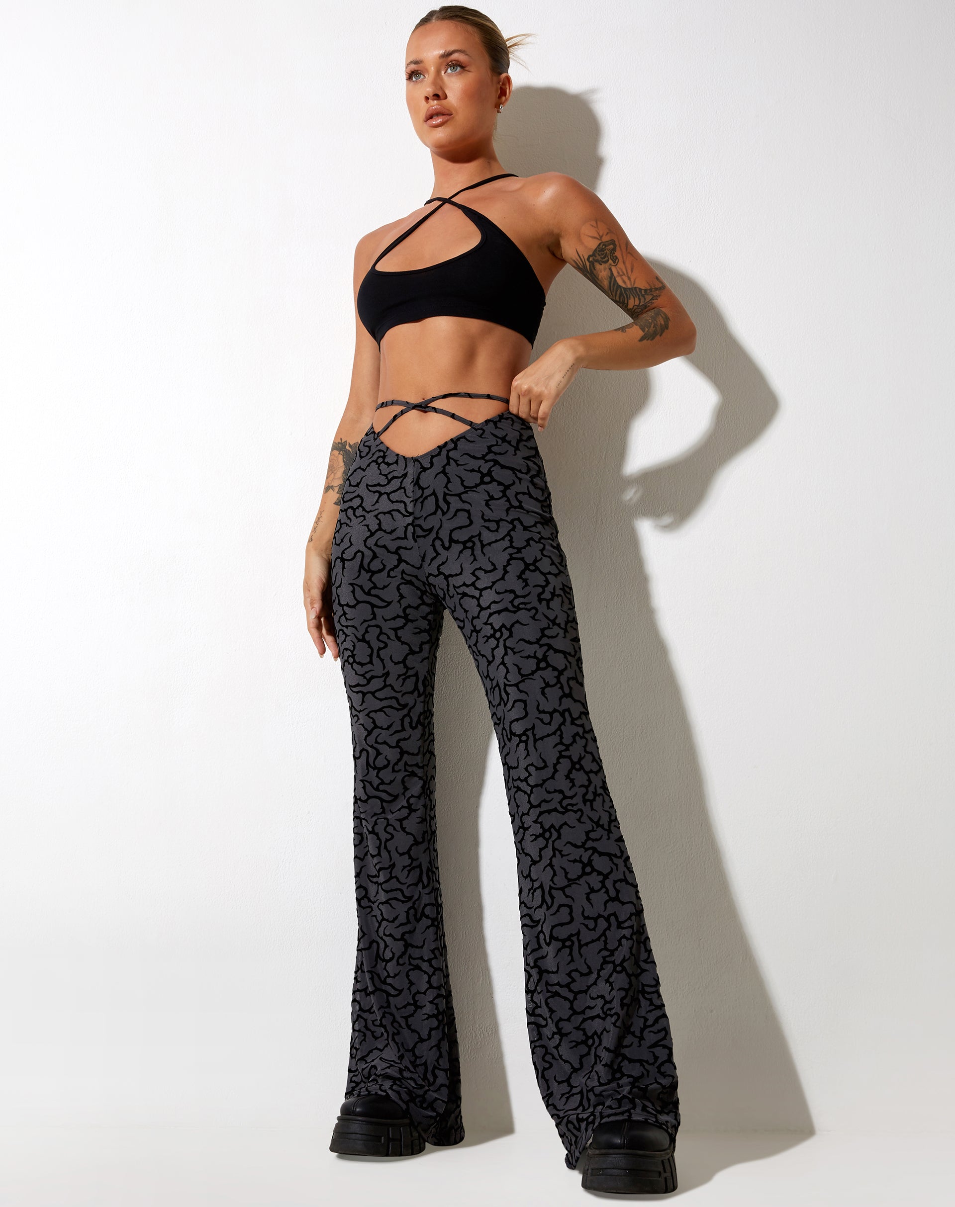 Bild von Nancha Flare Hose in Tribal Flock