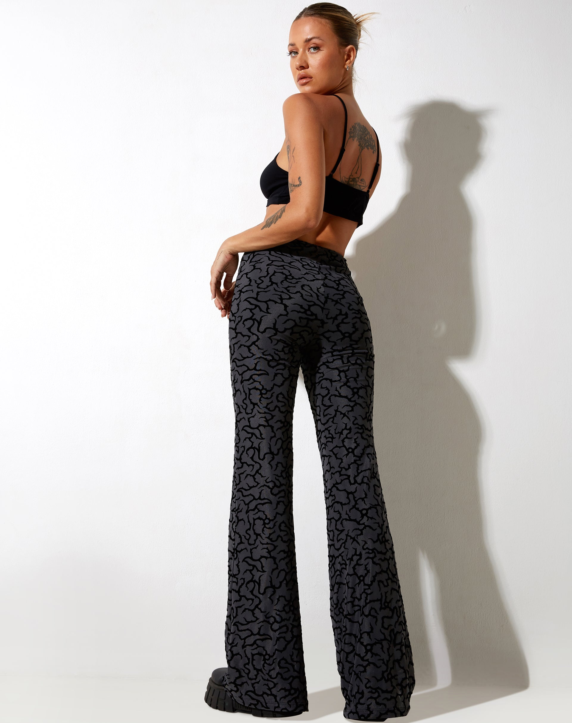 Bild von Nancha Flare Hose in Tribal Flock