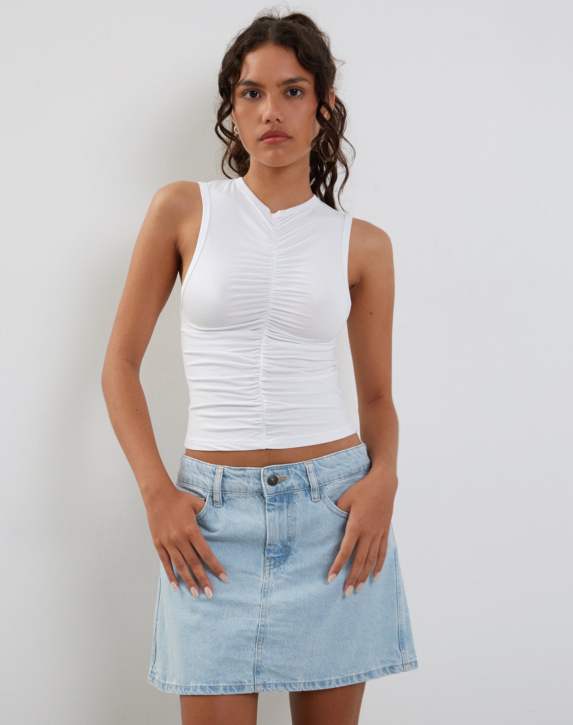 Abbildung von Naoko Ruched Top in Weiß