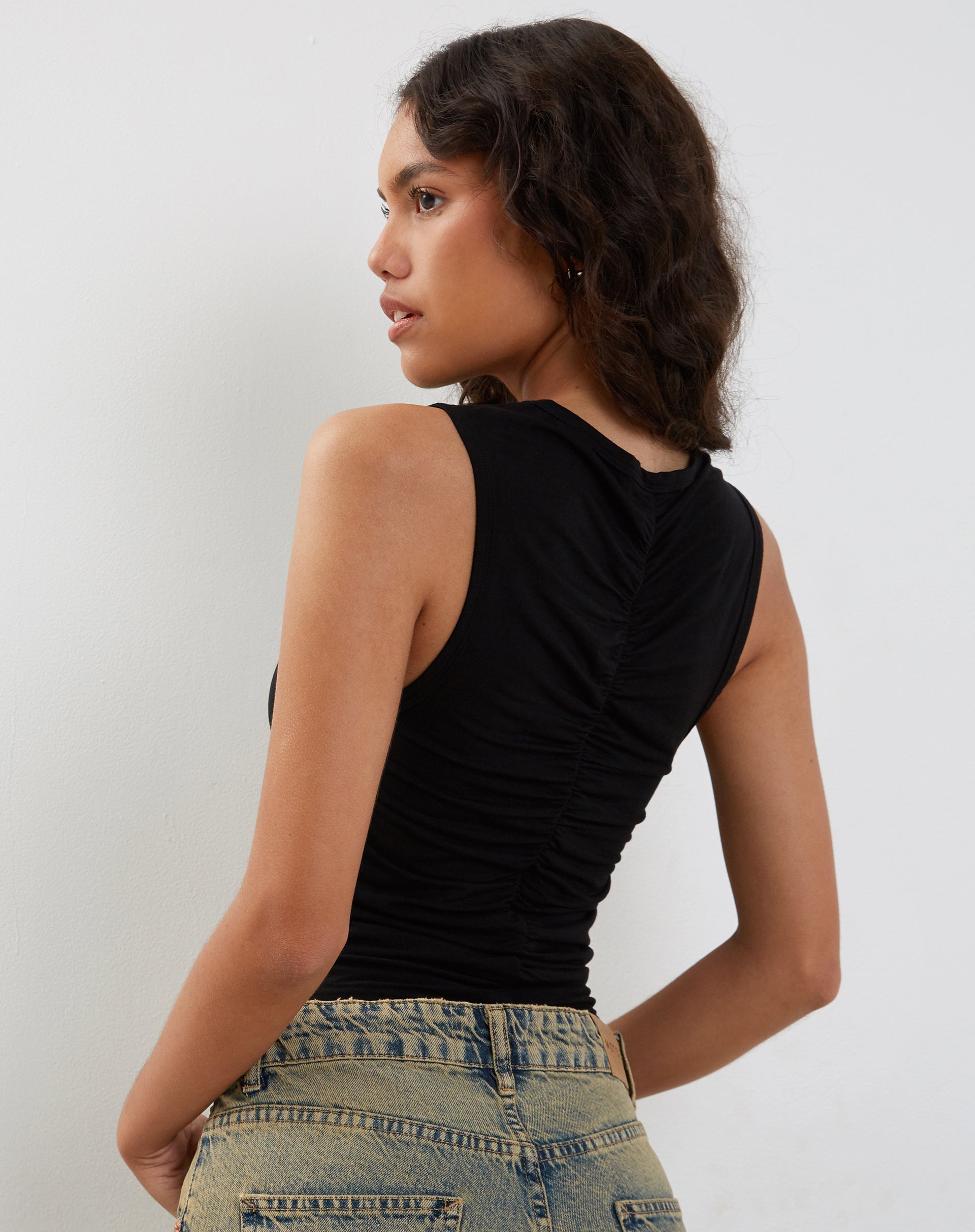 Image of Naoko Gerafftes Top in Schwarz