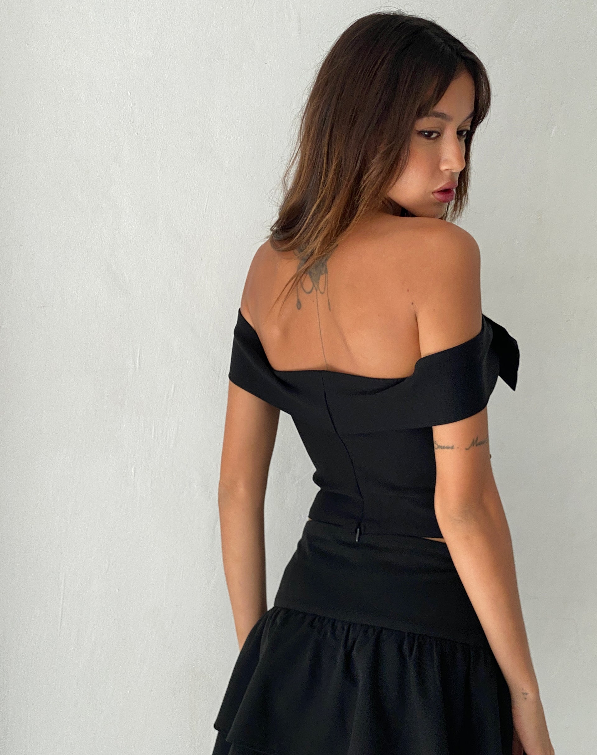 Image of Naras Bardot-Top mit Schleife vorne in Schwarz Tailoring
