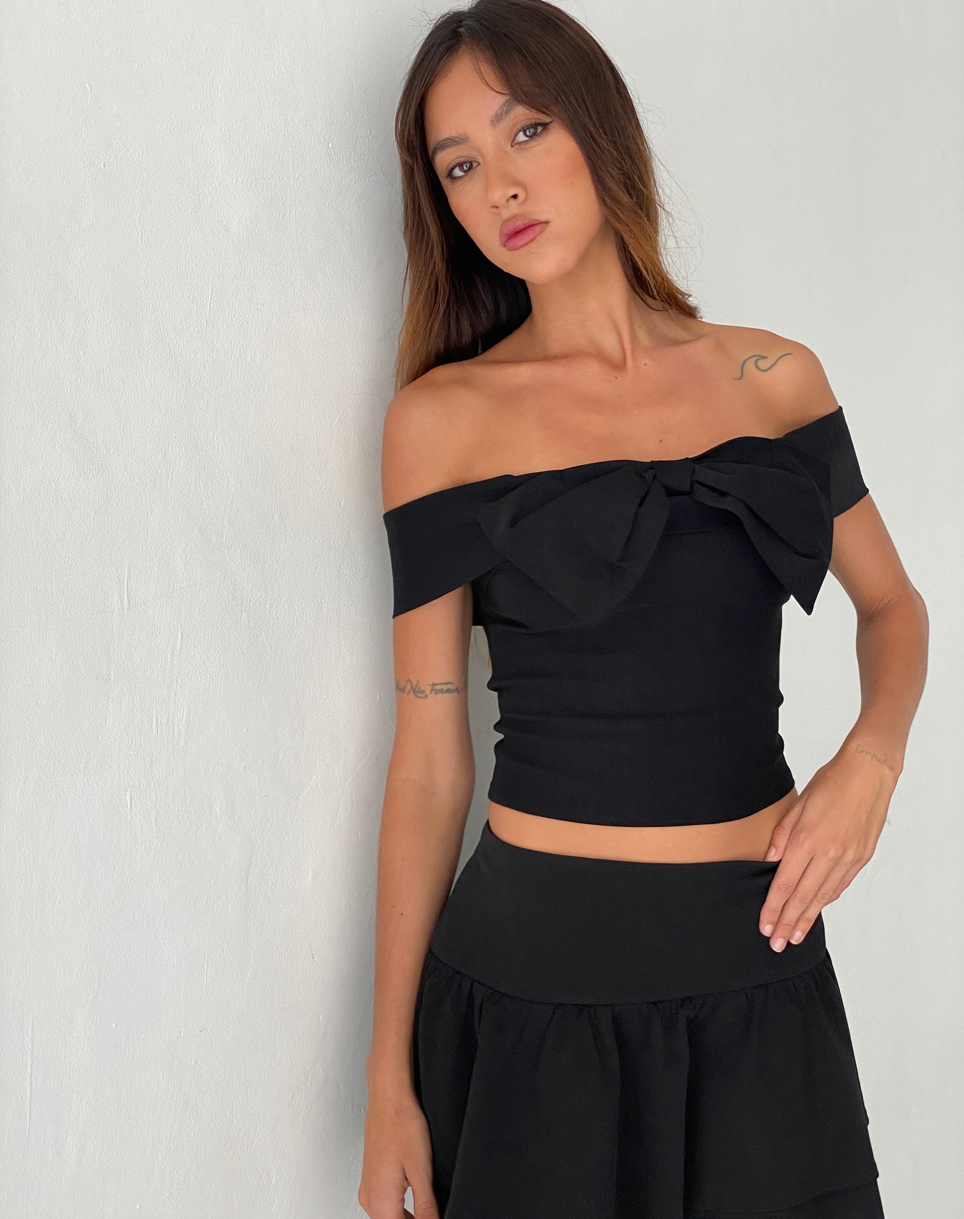 Image of Naras Bardot-Top mit Schleife vorne in Schwarz Tailoring