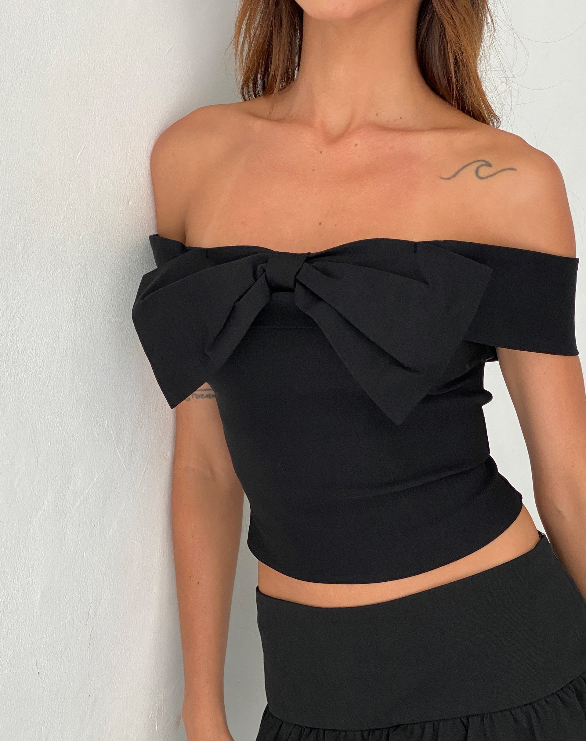 Image of Naras Bardot-Top mit Schleife vorne in Schwarz Tailoring