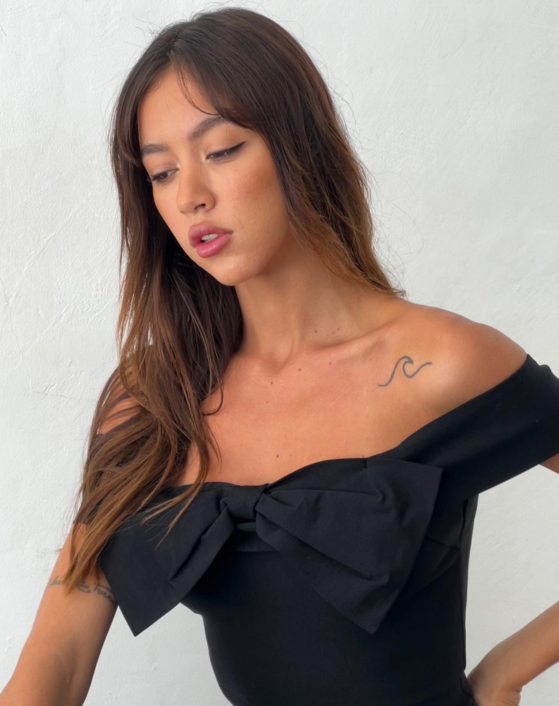 Image of Naras Bardot-Top mit Schleife vorne in Schwarz Tailoring