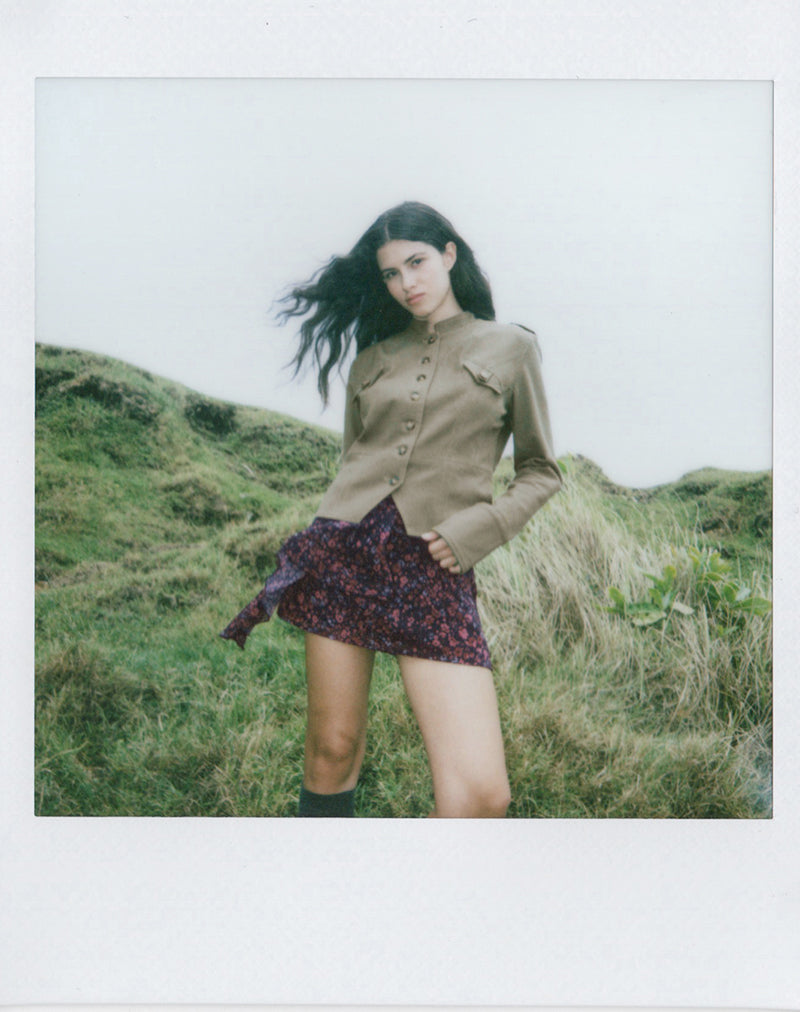 Bild von Naru Minirock aus Chiffon mit verstreuten Blumen in Schwarz und Rot