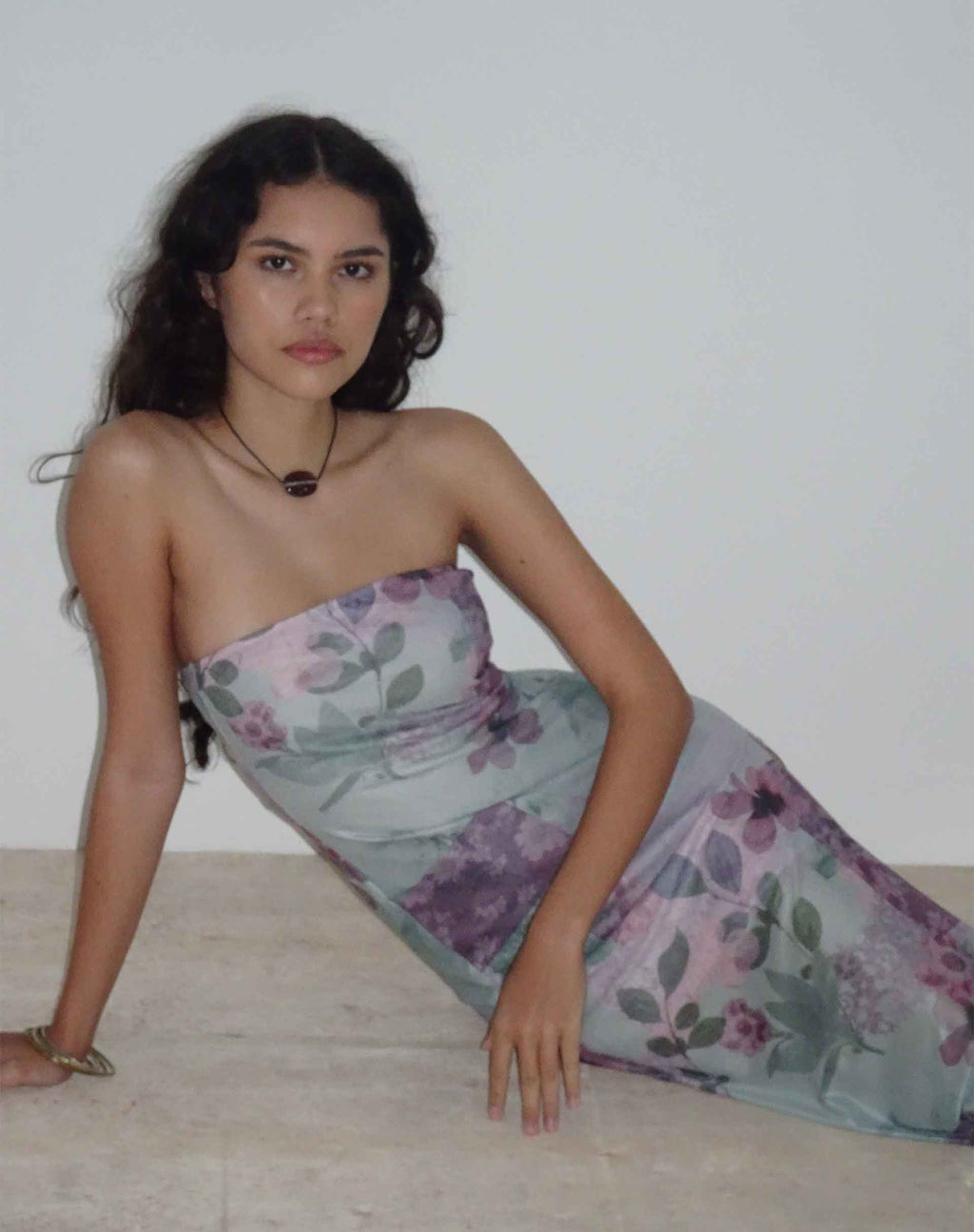 Nehwa Bandeau-Midikleid aus Netzstoff in abstraktem Scrapbook