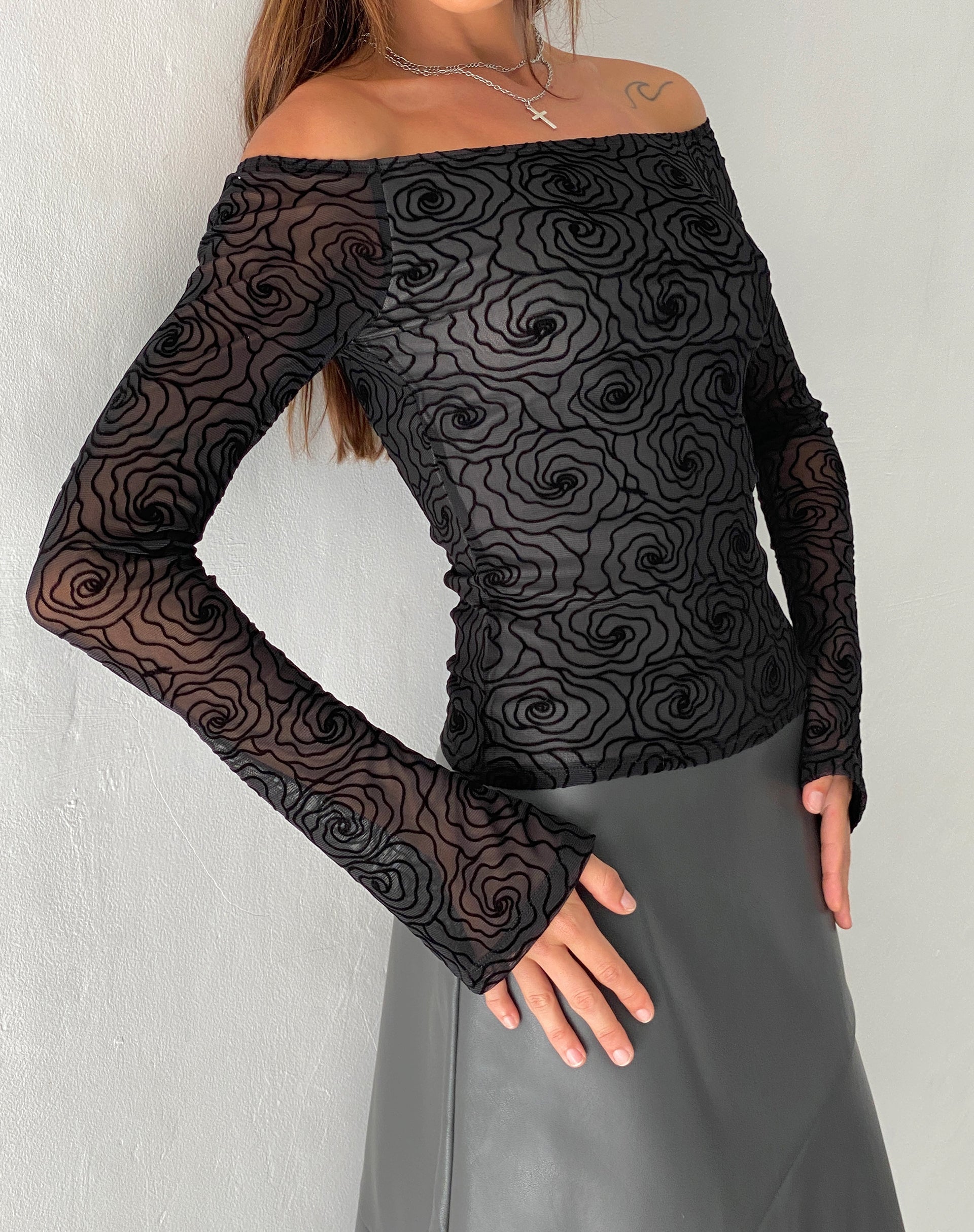 Image of Neira Bardot-Top mit langen Ärmeln aus Mesh in Schwarz Abstrakter Blumenflock
