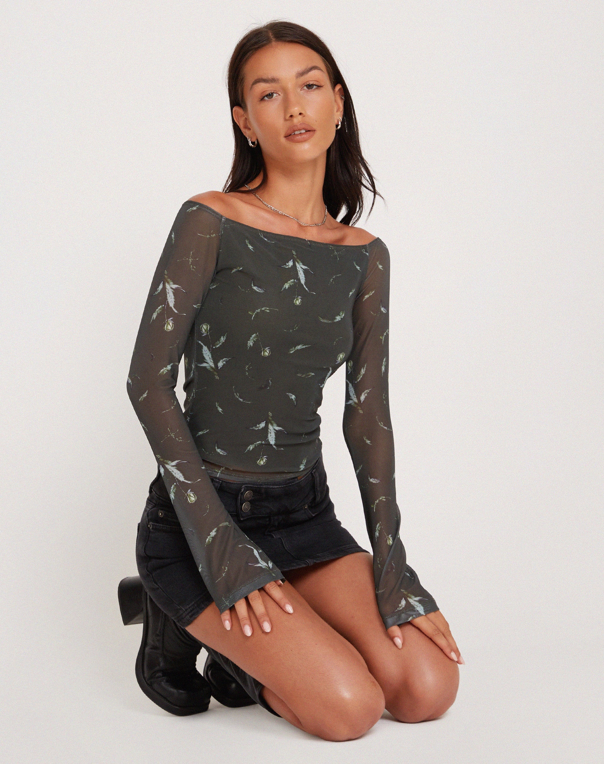 Image of Neira Bardot-Top mit langen Ärmeln aus Mesh in floralem Khaki-Silhouette