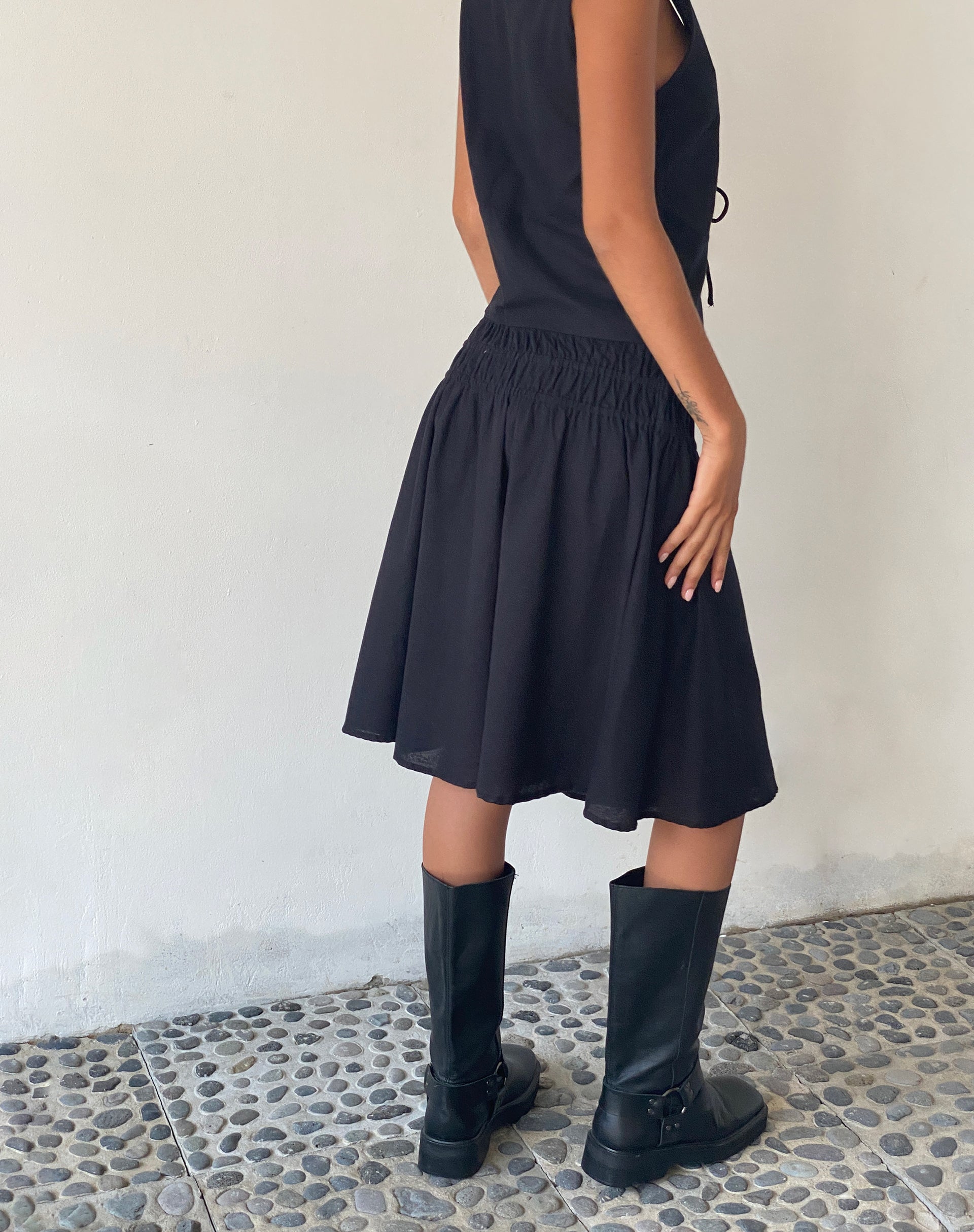 Bild von MOTEL X JACQUIE Neleta Geraffte Taille Midi-Rock in Schwarz