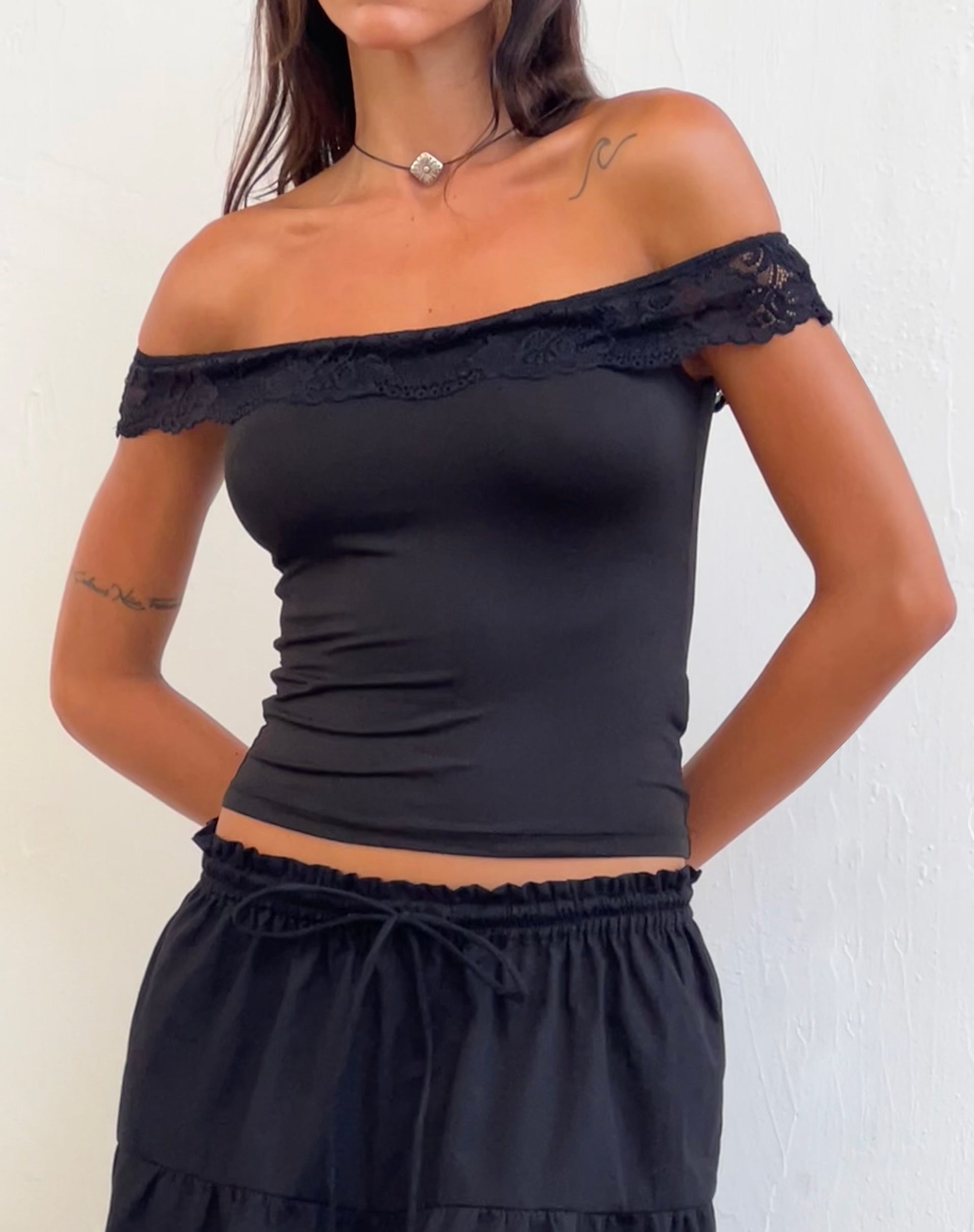 Image of Nesel Bardot Top aus glitzernder Spitze Schwarz