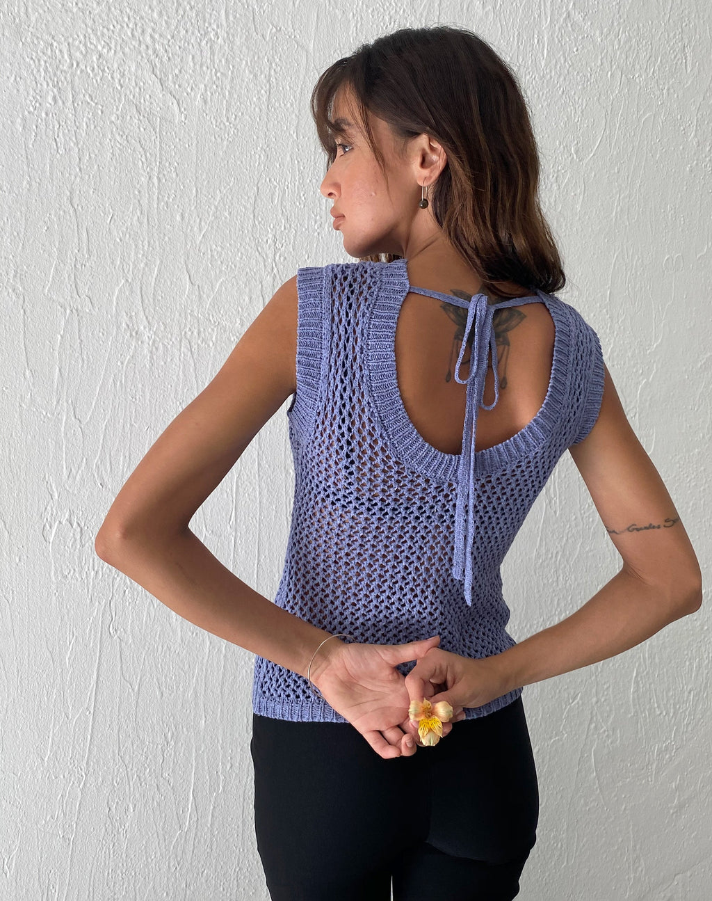 Nibura Vest Top mit offenem Rücken aus blauem Strick