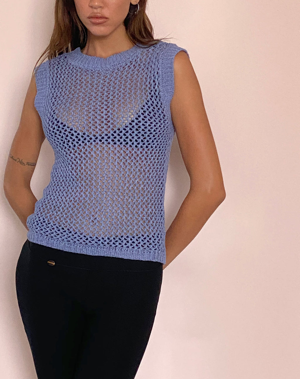 Nibura Vest Top mit offenem Rücken aus blauem Strick