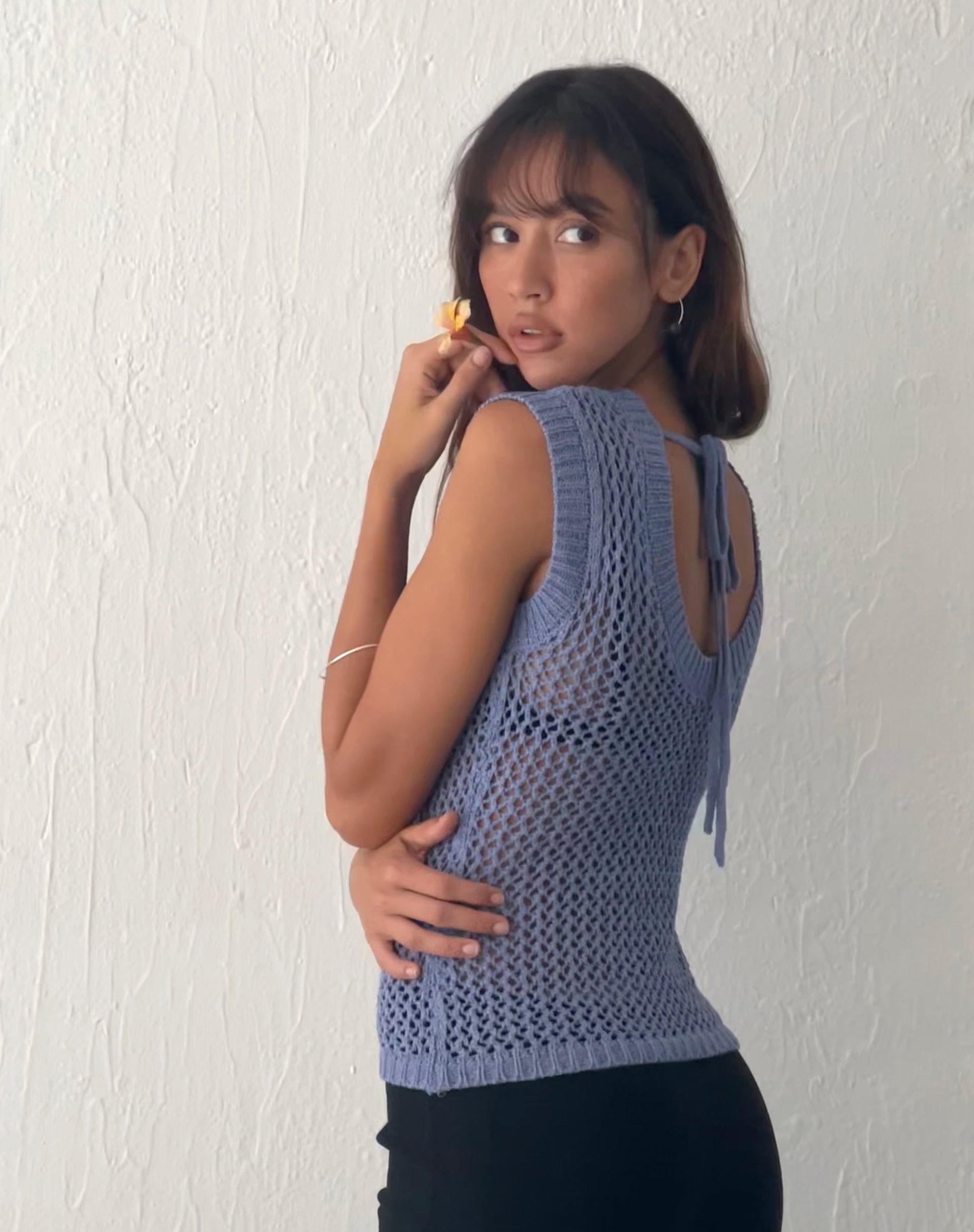 Image of Nibura Open Back Vest Top in blauem Strick