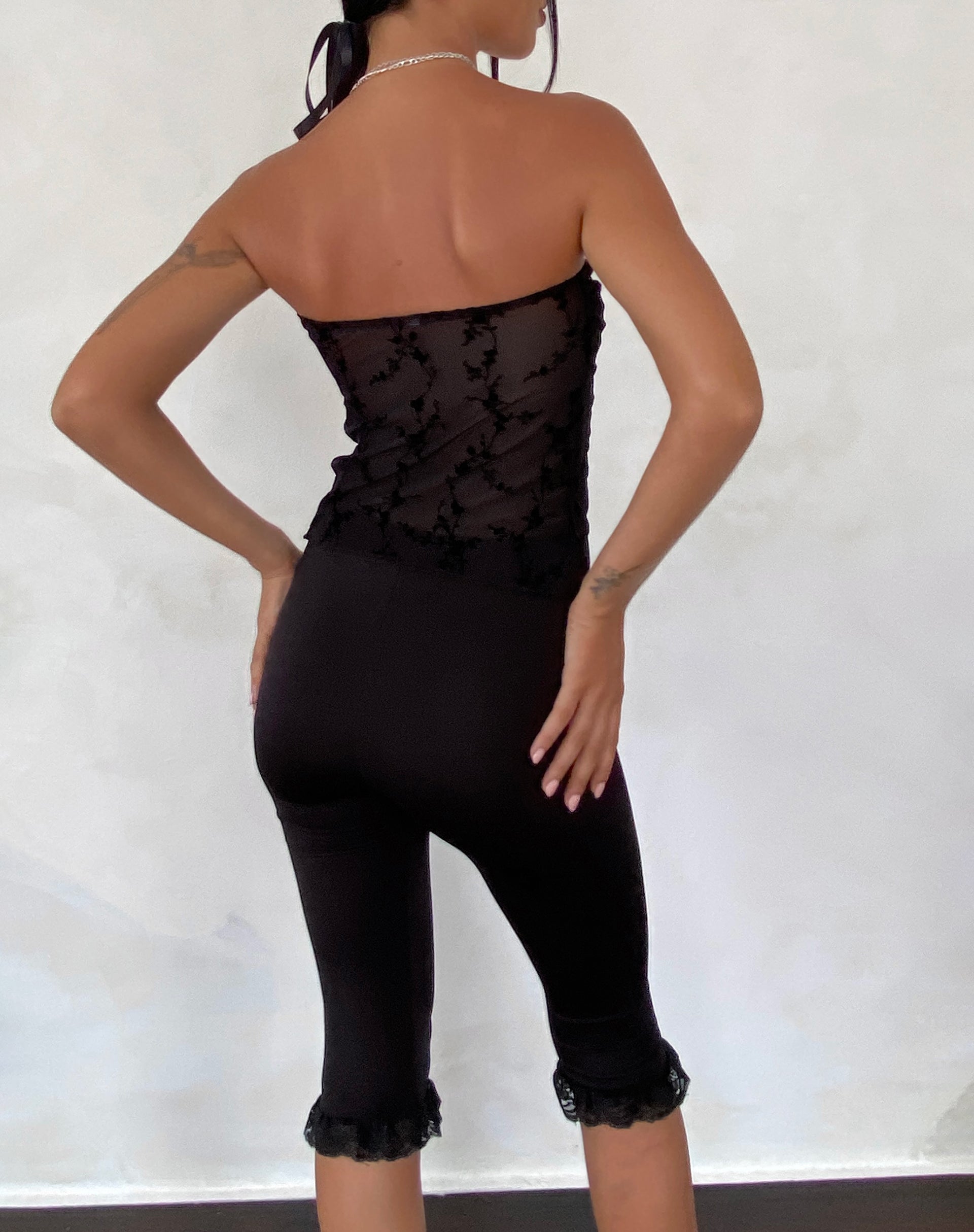 Image of Nicola Butterfly Top in Vine Flower Schwarz