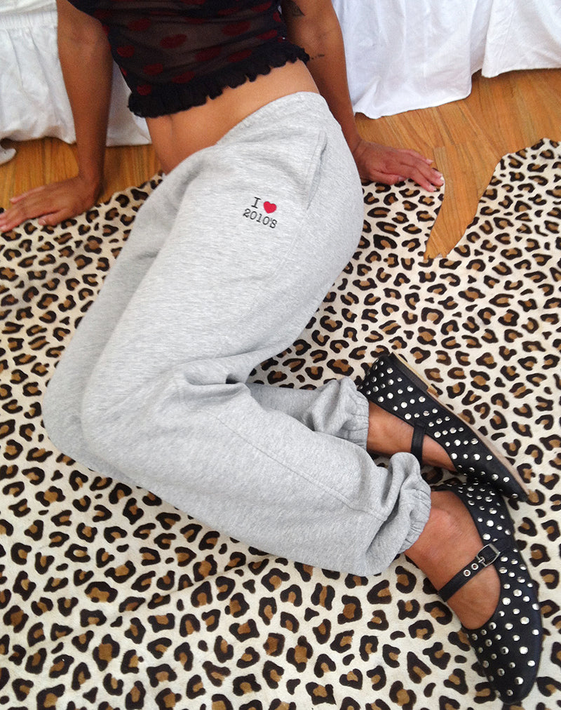 Emiko Oversized-Jogger in Grau meliert mit I Love 2010's Aufdruck