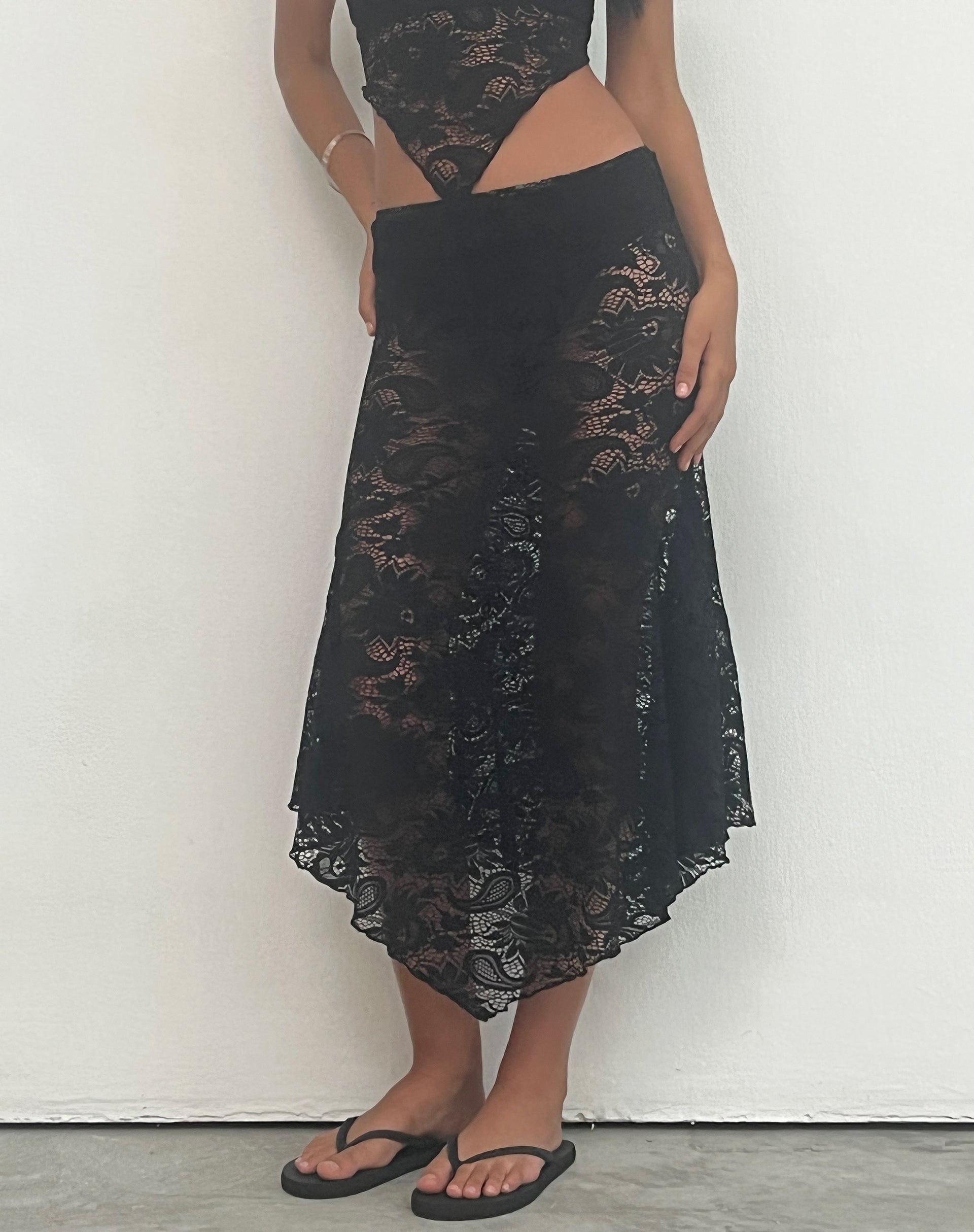 Bild von Vana Wasserfall Saum Spitze Midi-Rock in Jet Black