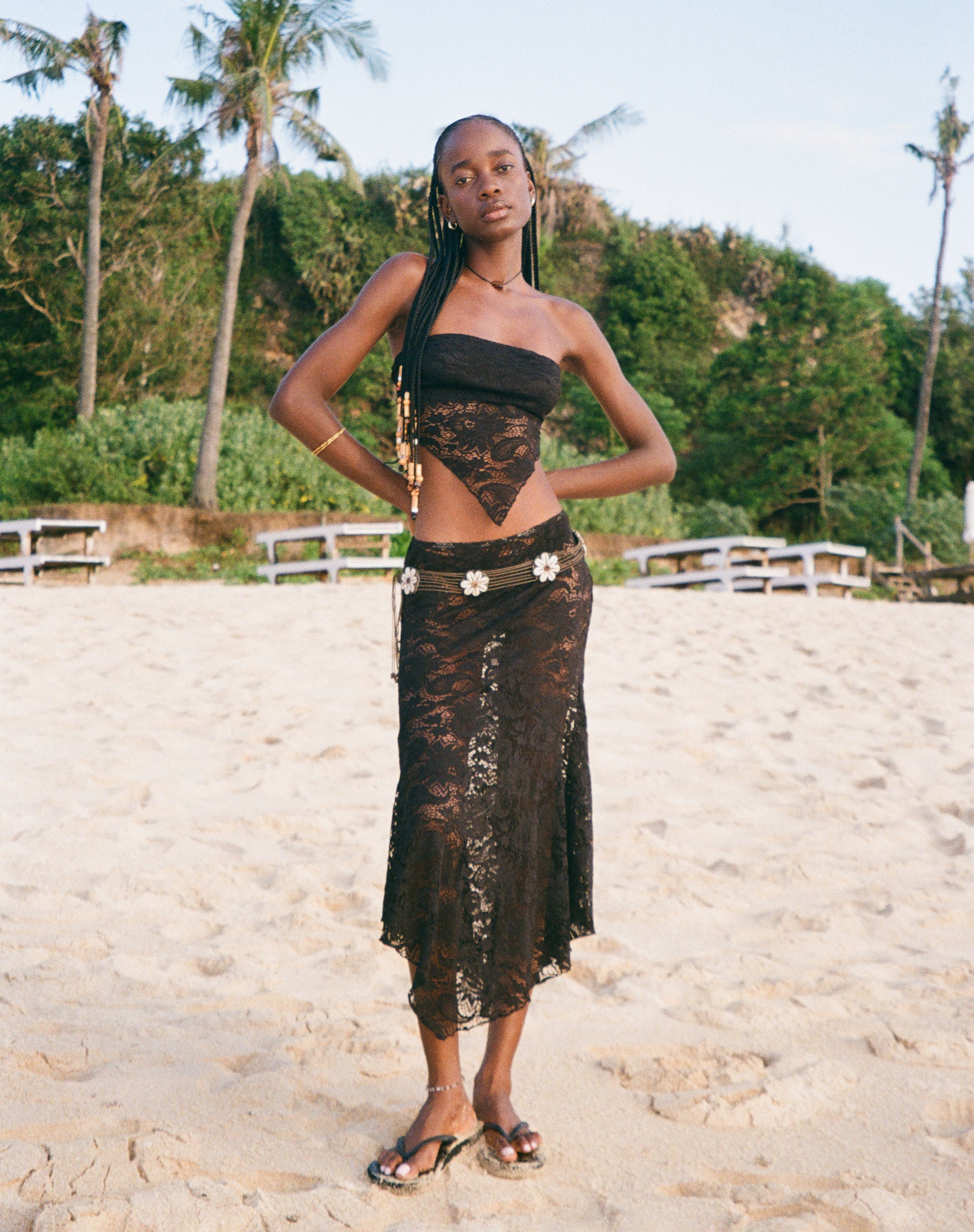 Bild von Vana Wasserfall Saum Spitze Midi-Rock in Jet Black