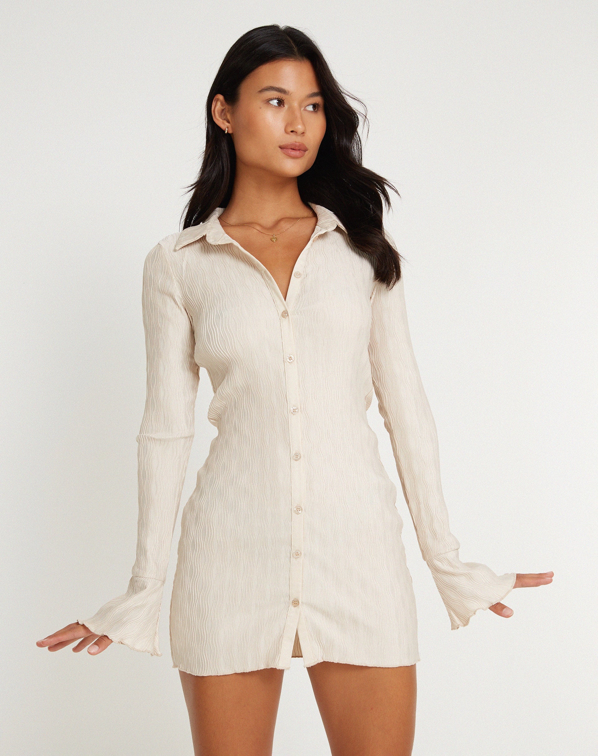 Abbildung: Nitara Mini-Kleid mit Knopfleiste in Crinkle Beige