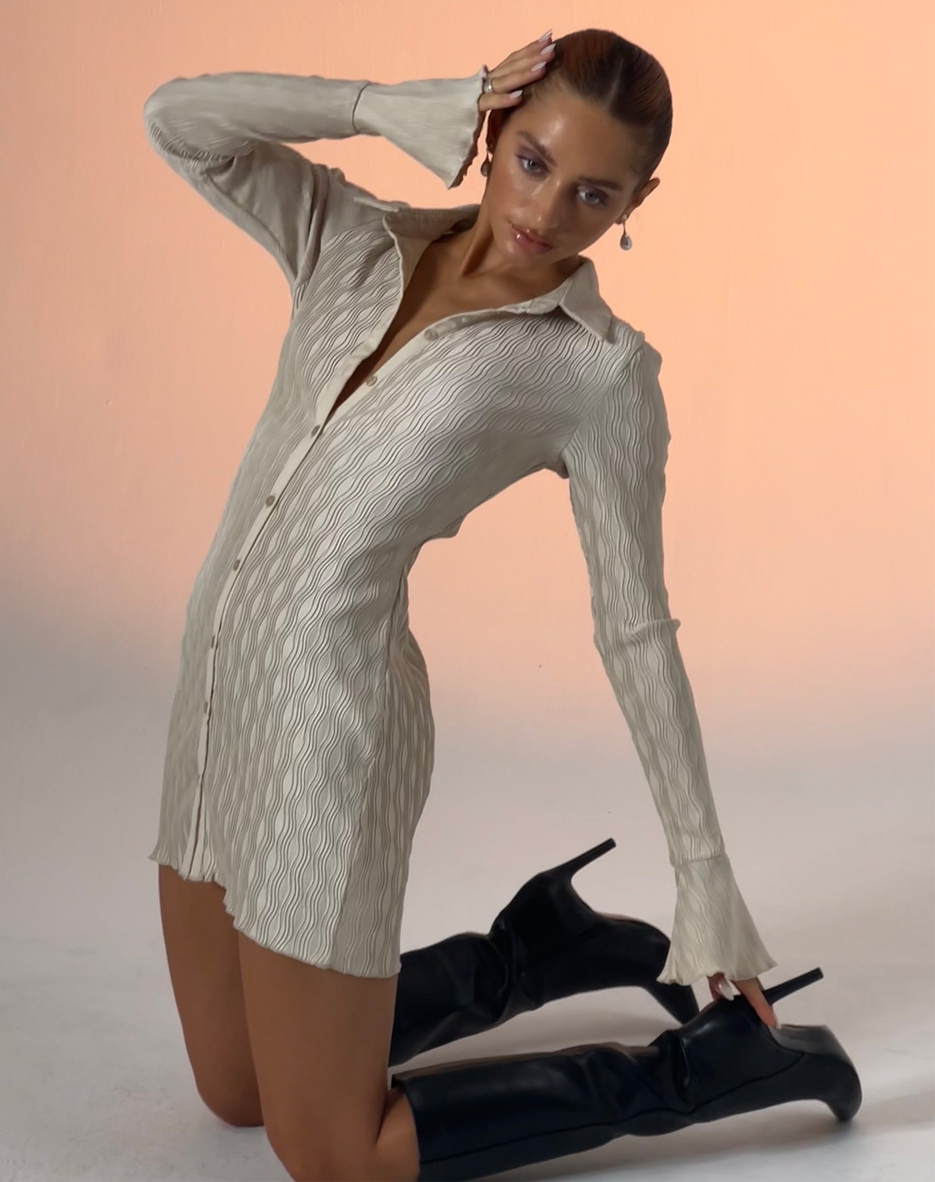 Abbildung: Nitara Mini-Kleid mit Knopfleiste in Crinkle Beige