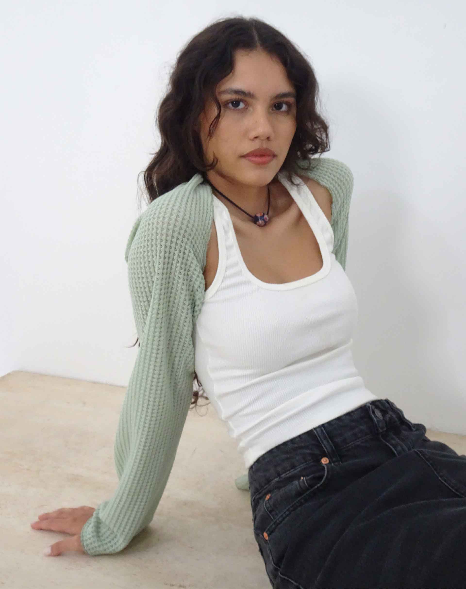 Image of Nobila Shrug Top in Salbei Strukturierte Häkelarbeit
