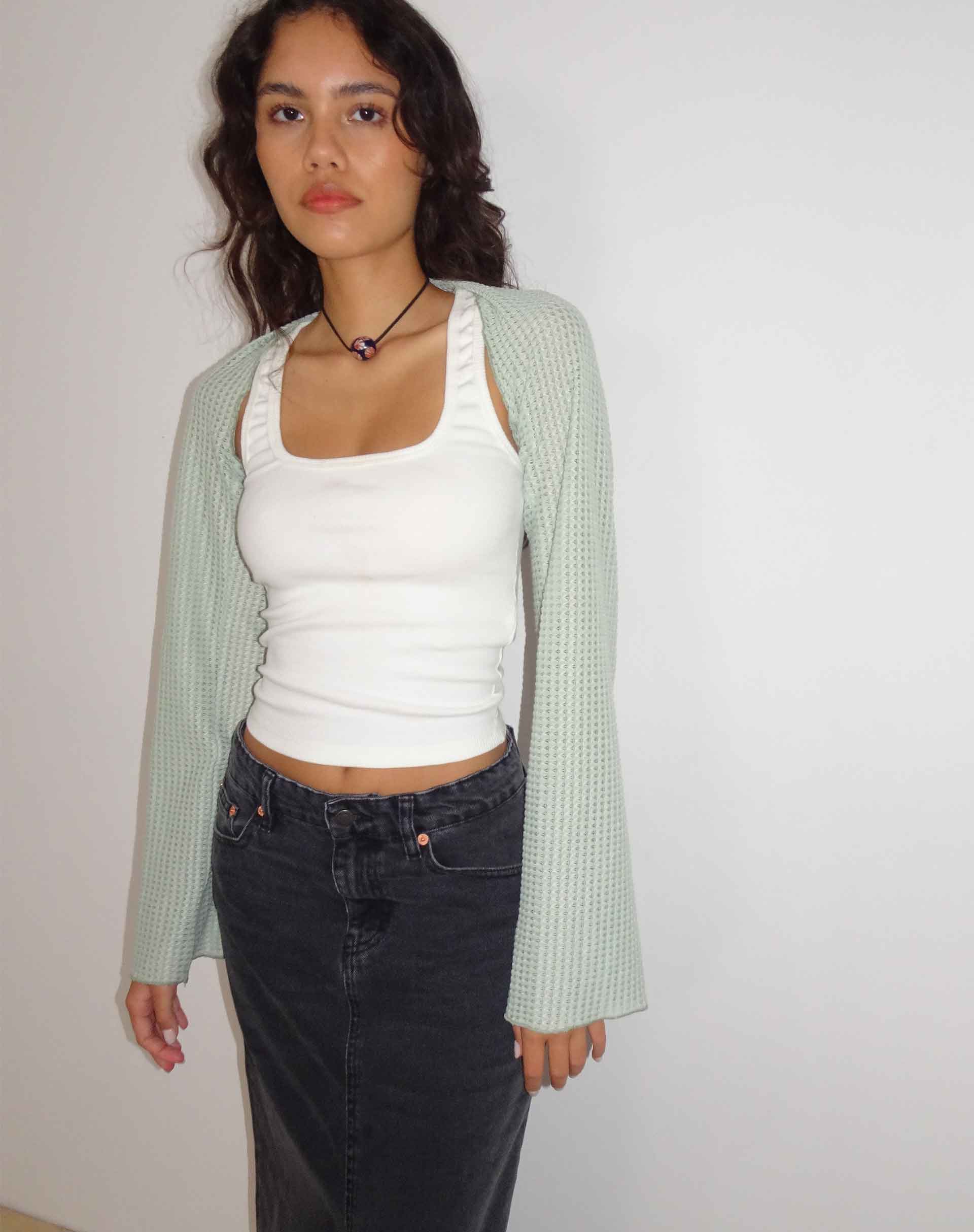 Image of Nobila Shrug Top in Salbei Strukturierte Häkelarbeit