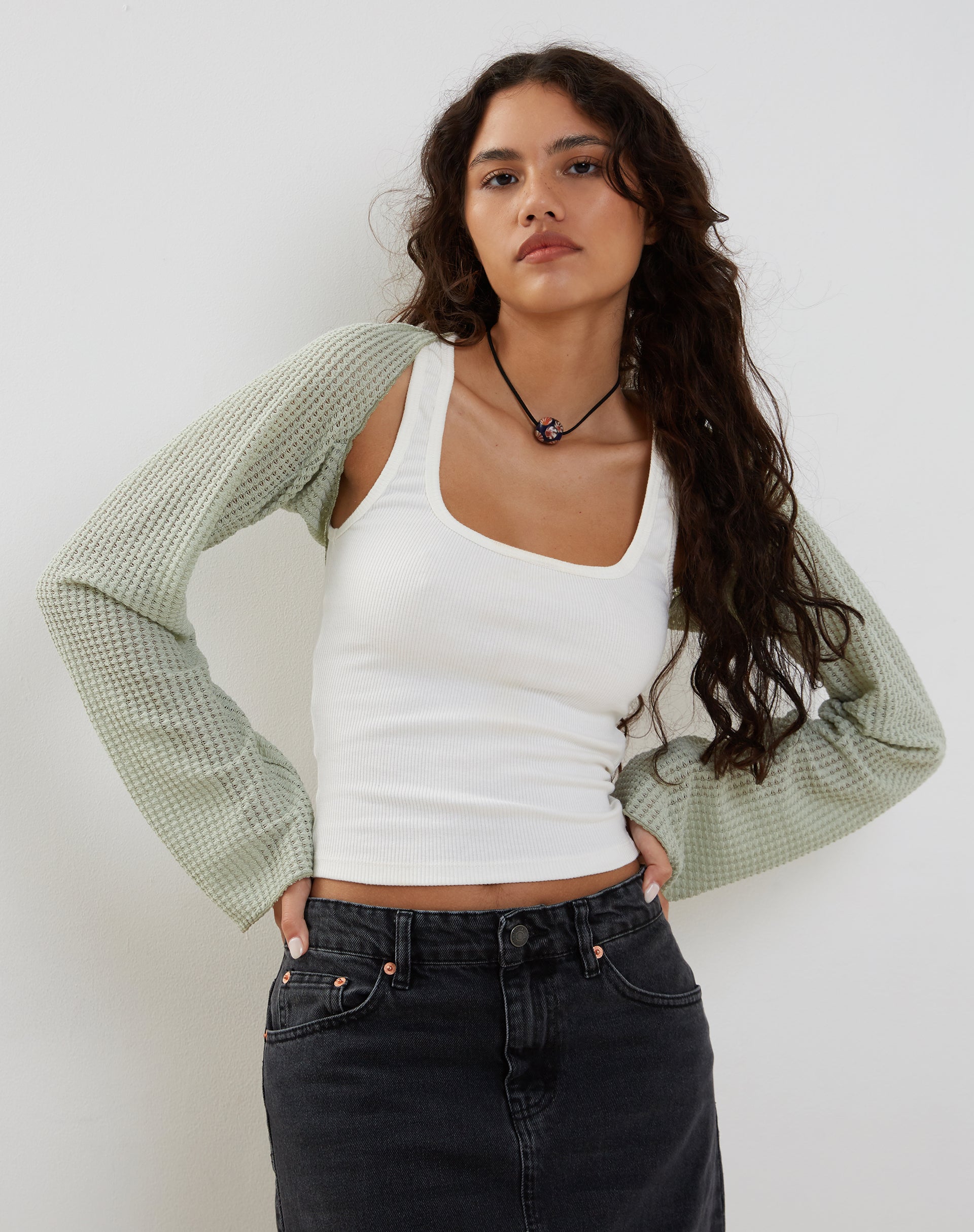 Image of Nobila Shrug Top in Salbei Strukturierte Häkelarbeit