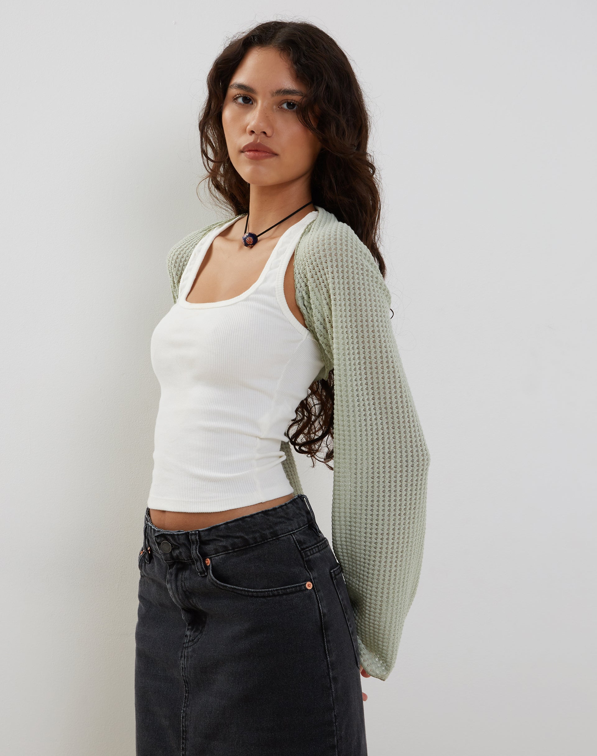 Image of Nobila Shrug Top in Salbei Strukturierte Häkelarbeit