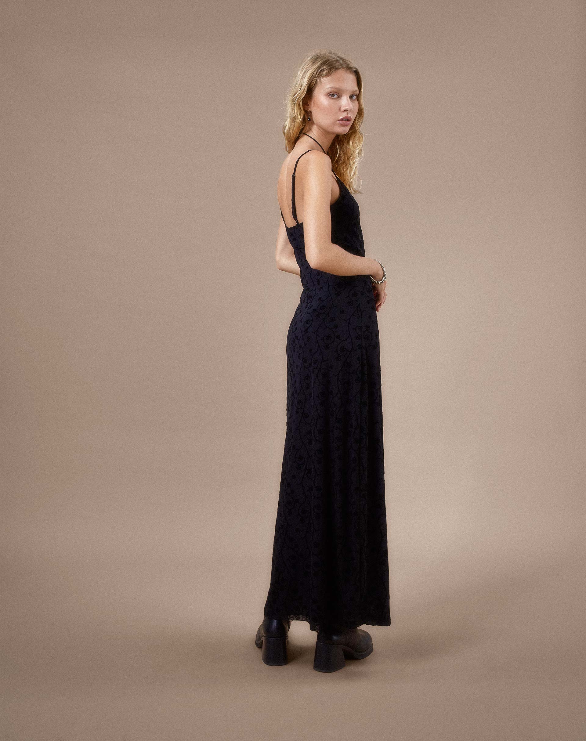 Bild von Nodu Maxikleid in Schwarz Zierlicher Blumenflaum