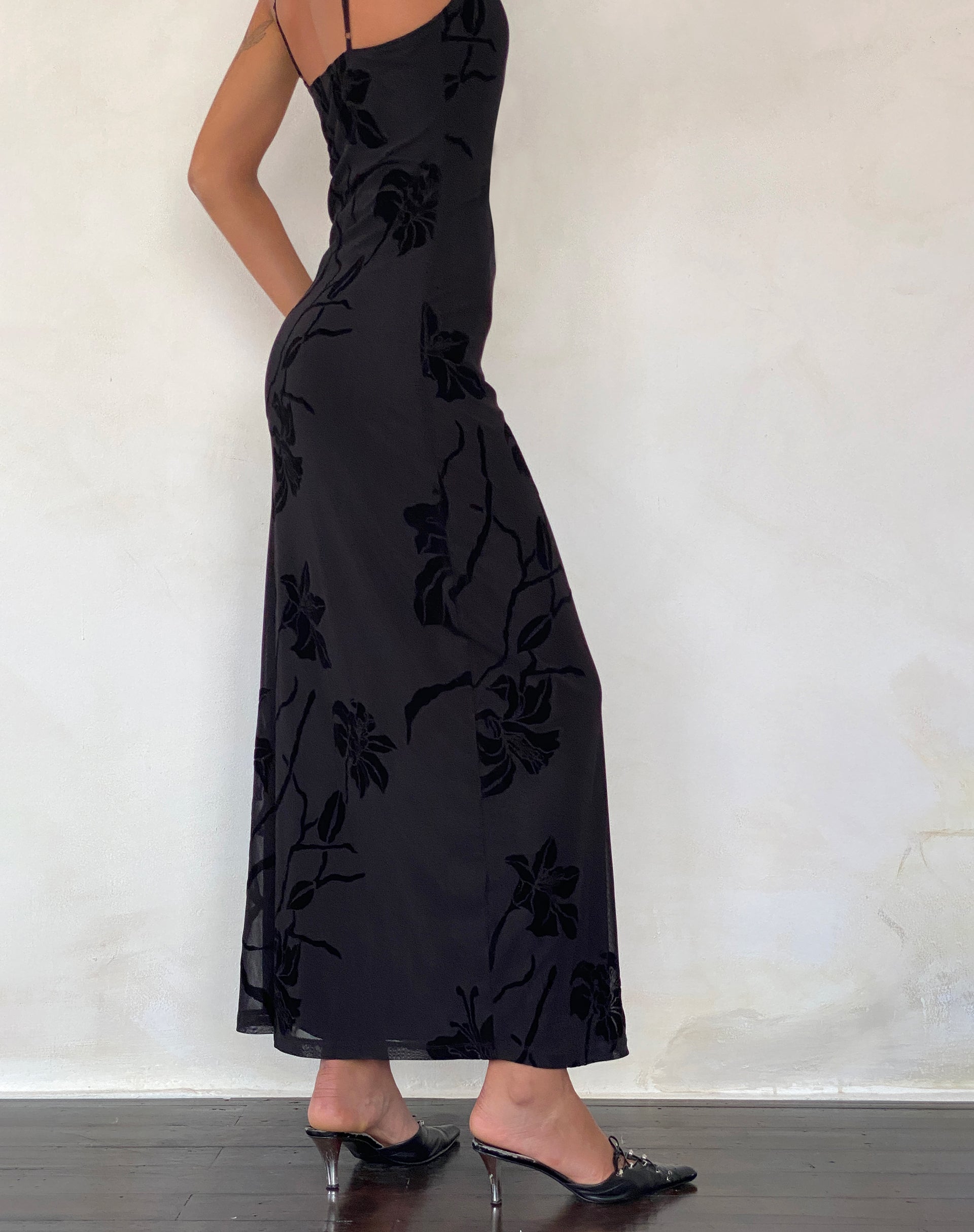 Image of Nodu Maxikleid in Orchideenflocke Schwarz