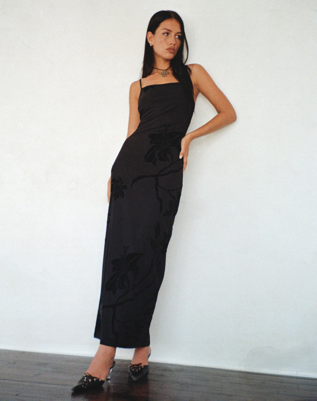 Nodu Maxikleid in Orchideenflocke Schwarz