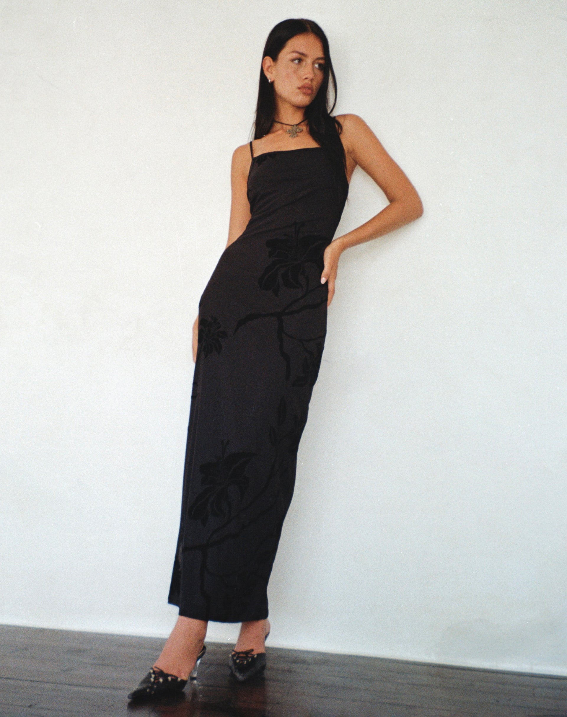 Image of Nodu Maxikleid in Orchideenflocke Schwarz