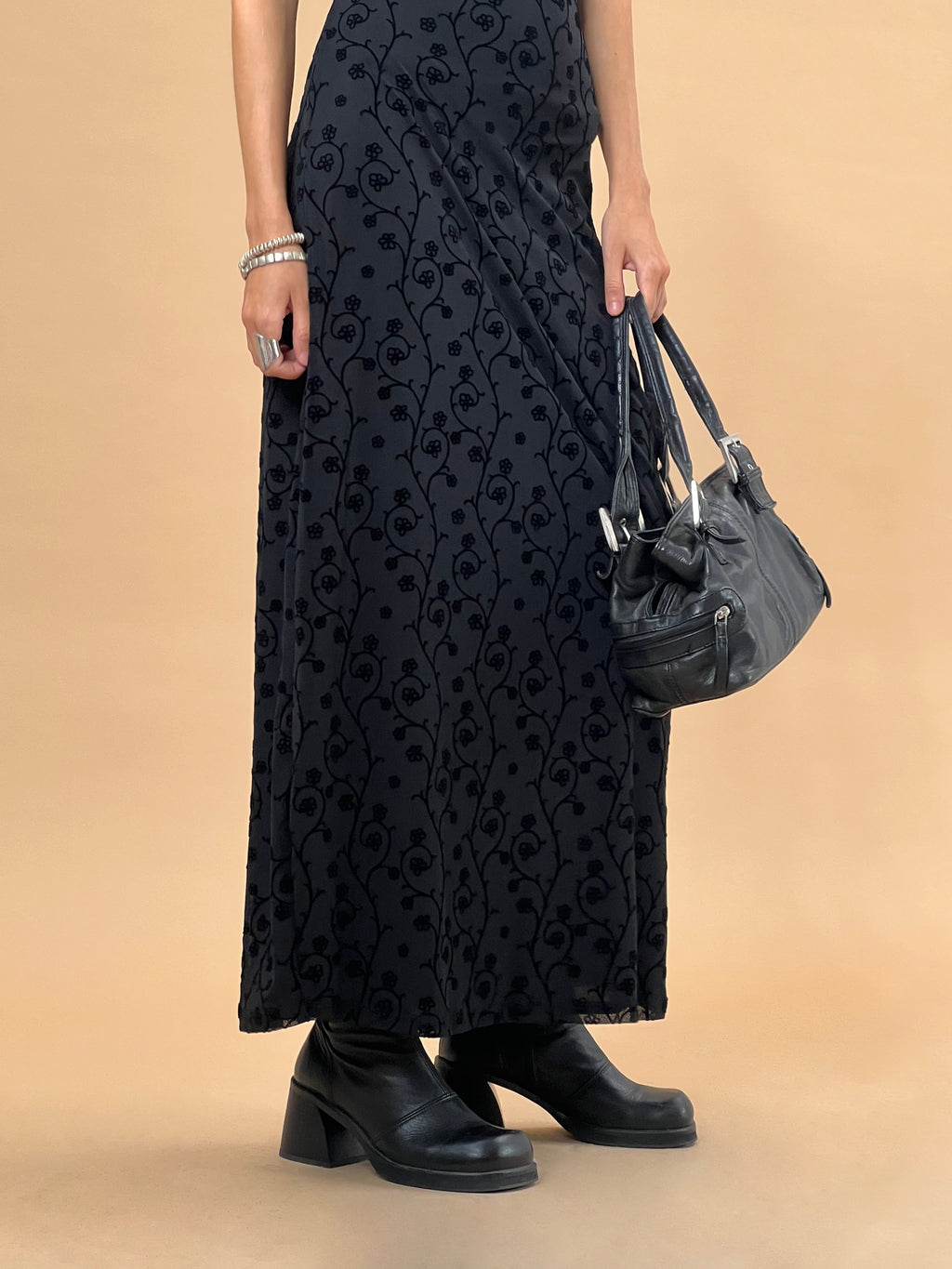 Nodu Maxikleid in Schwarz mit zierlichem Blumenflaum