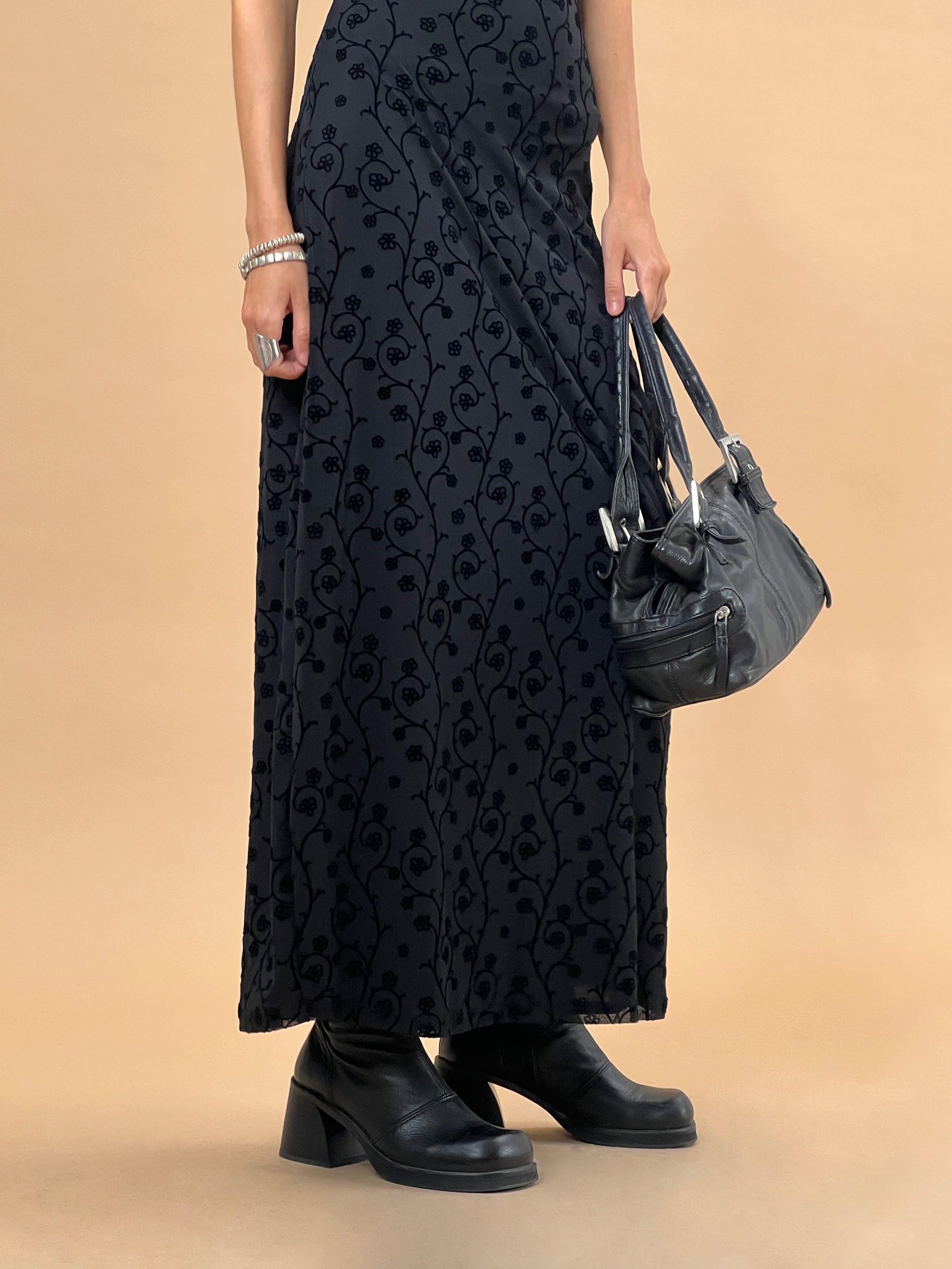 Bild von Nodu Maxikleid in Schwarz Zierlicher Blumenflaum