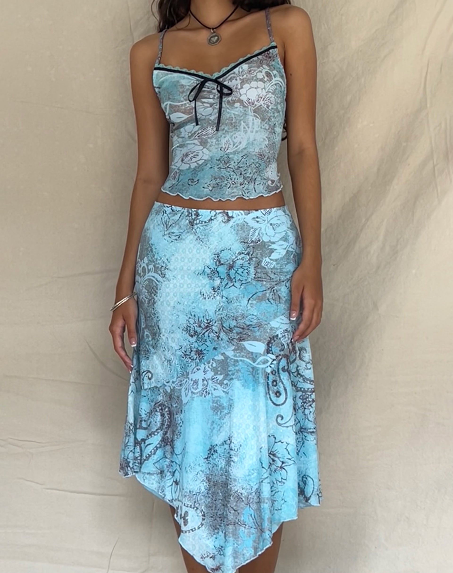 Bild von Norde Cami Top in Blau Paisley Abstrakt Rustikal