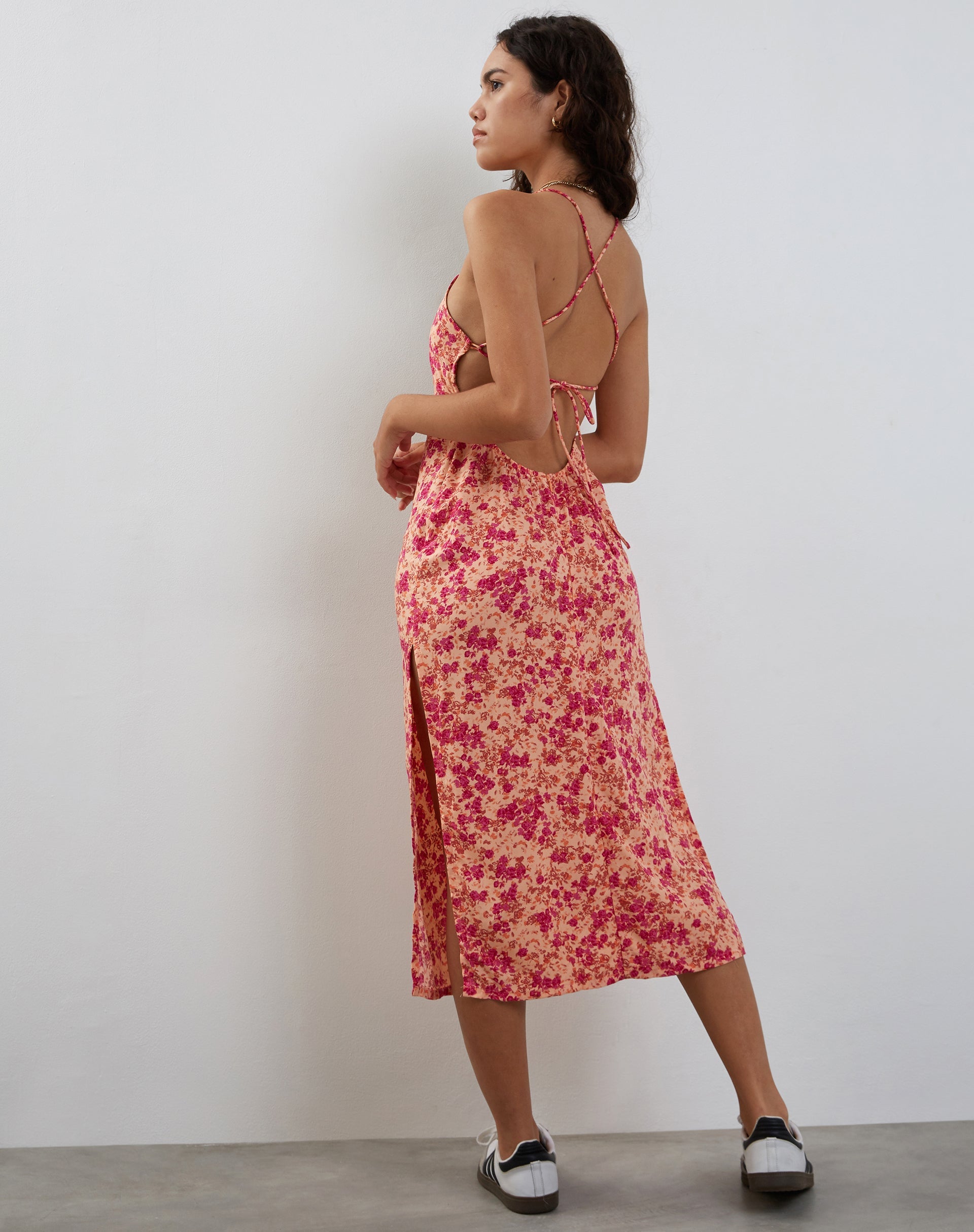 Image of Nosita Midikleid in Wild Dark Flower Cantaloupe