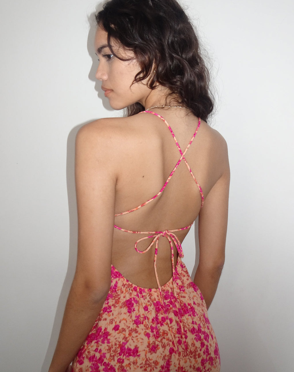Nosita Midikleid in Wild Dark Flower Cantaloupe
