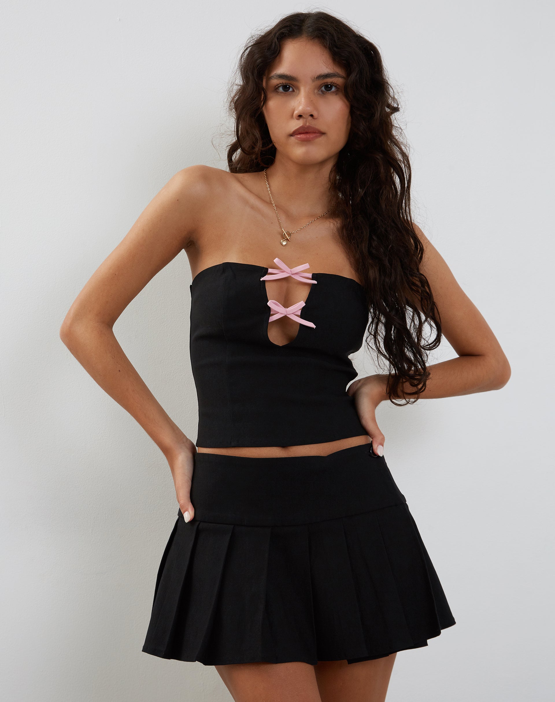 Image of Novanto Bandeau Top in Schwarz mit rosa Schleifen