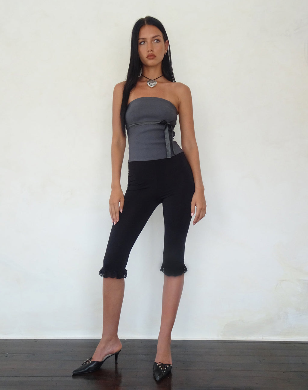 Novita Bandeau-Top mit Schleifen-Detail in Tailoring Charcoal Grey