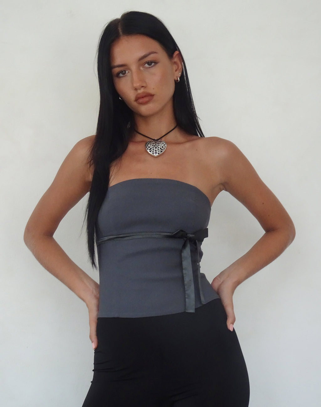 Novita Bandeau-Top mit Schleifen-Detail in Tailoring Charcoal Grey