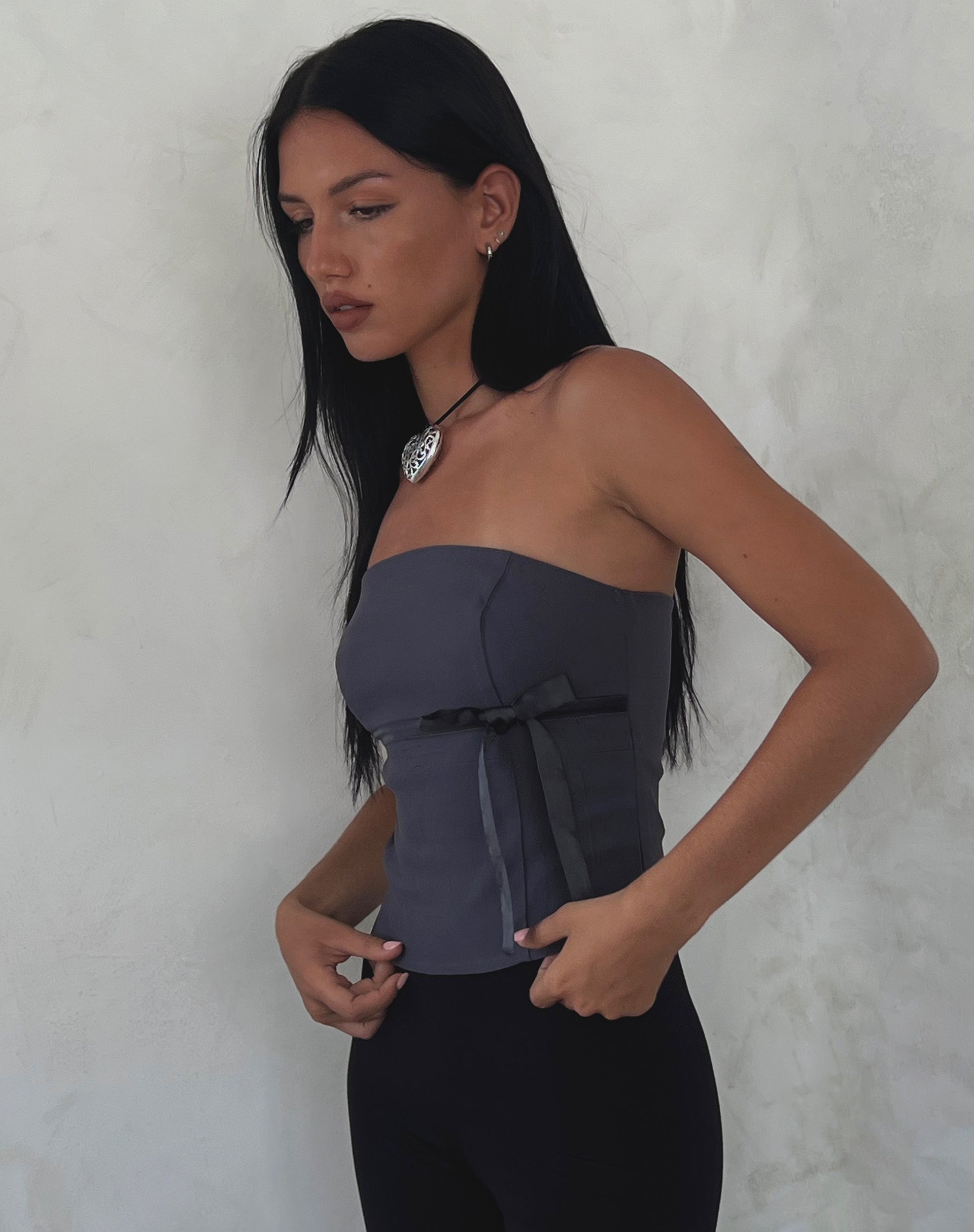Novita Bandeau-Top mit Schleifen-Detail in Tailoring Charcoal Grey