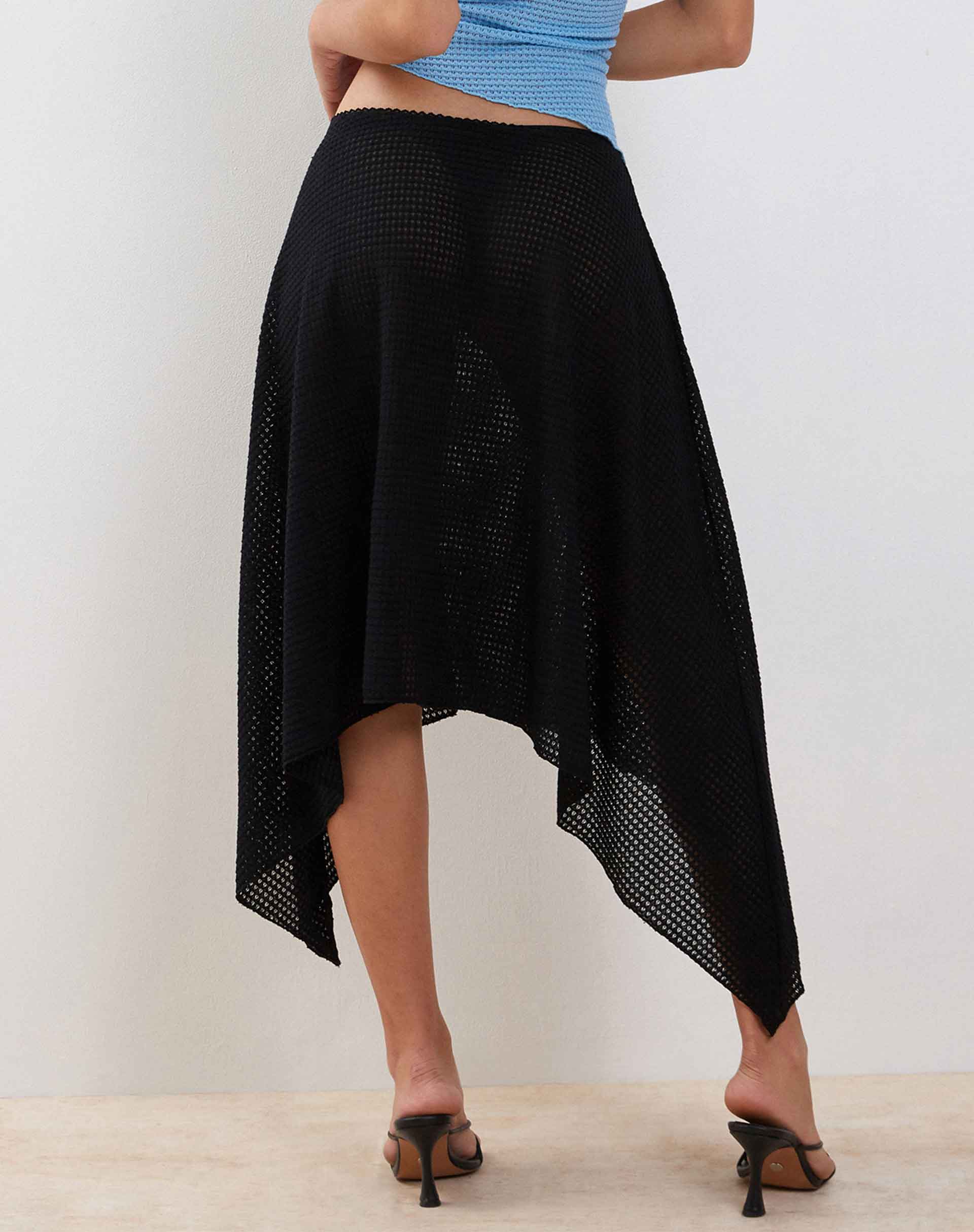 Bild von Tullia Asymmetrischer Midirock aus schwarzem Häkelstoff