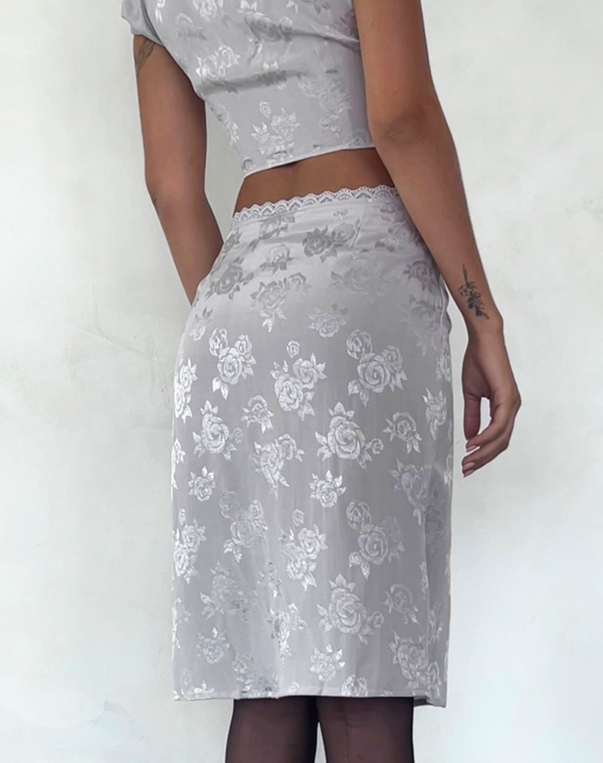 Bild von Piyeto Midirock aus Satin Rose Silber Grau