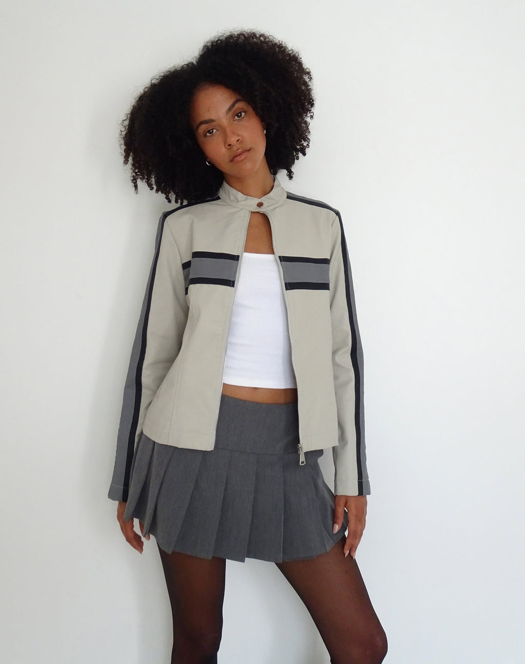 MOTEL X JACQUIE Oliver Zip Up Jacke aus grauem PU mit dunkelgrauen Streifen