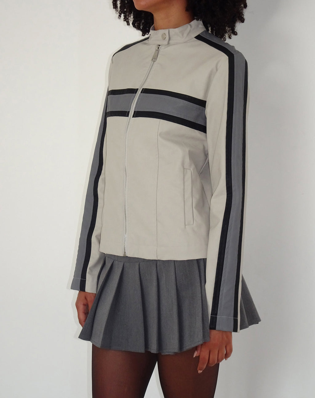 MOTEL X JACQUIE Oliver Zip Up Jacke aus grauem PU mit dunkelgrauen Streifen
