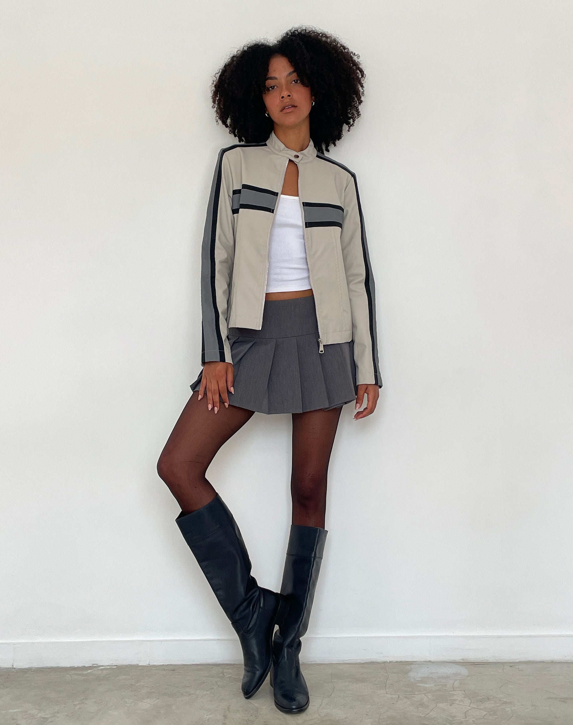 Image of MOTEL X JACQUIE Oliver Zip Up Jacke aus grauem PU mit dunkelgrauen Streifen
