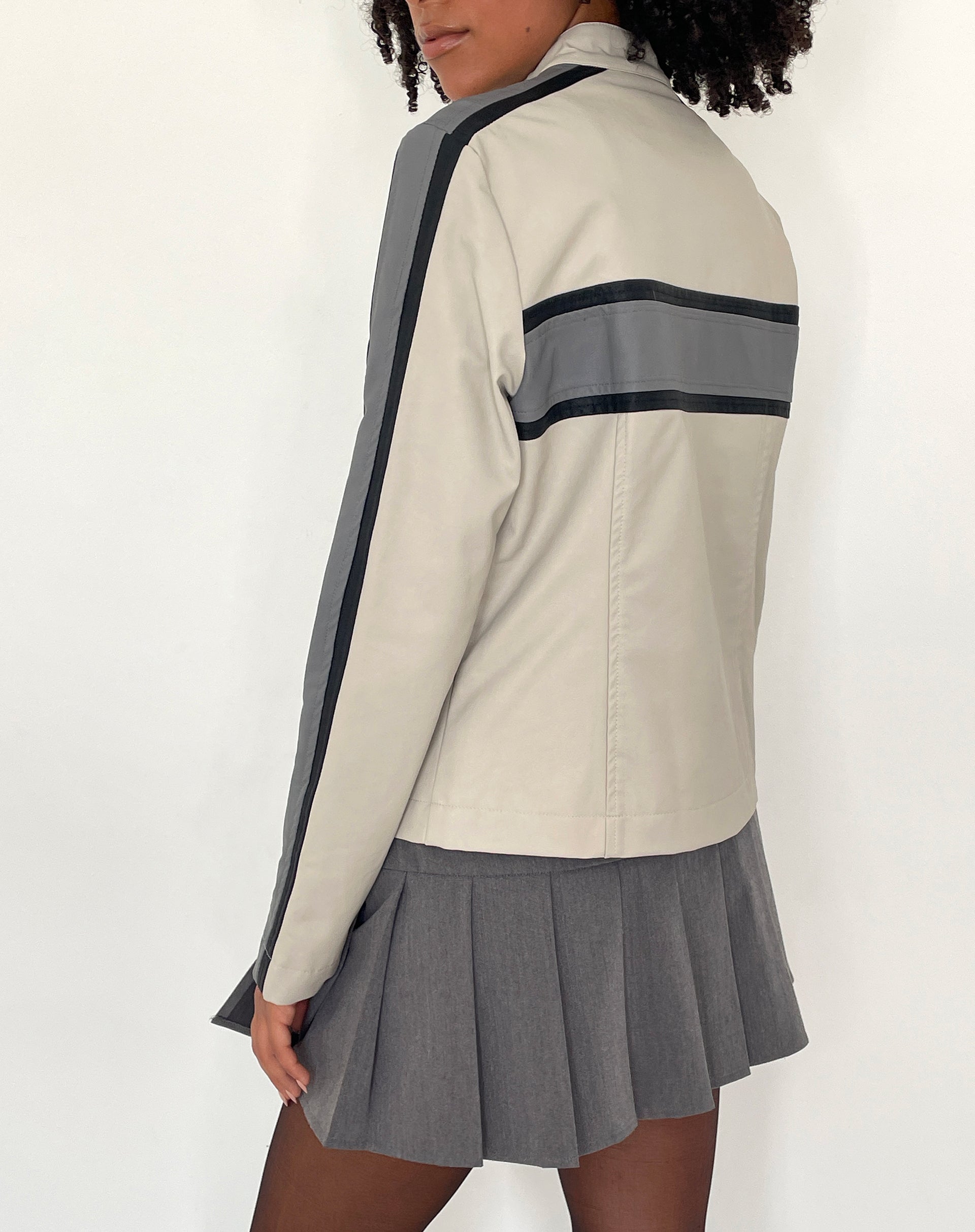 Image of MOTEL X JACQUIE Oliver Zip Up Jacke aus grauem PU mit dunkelgrauen Streifen